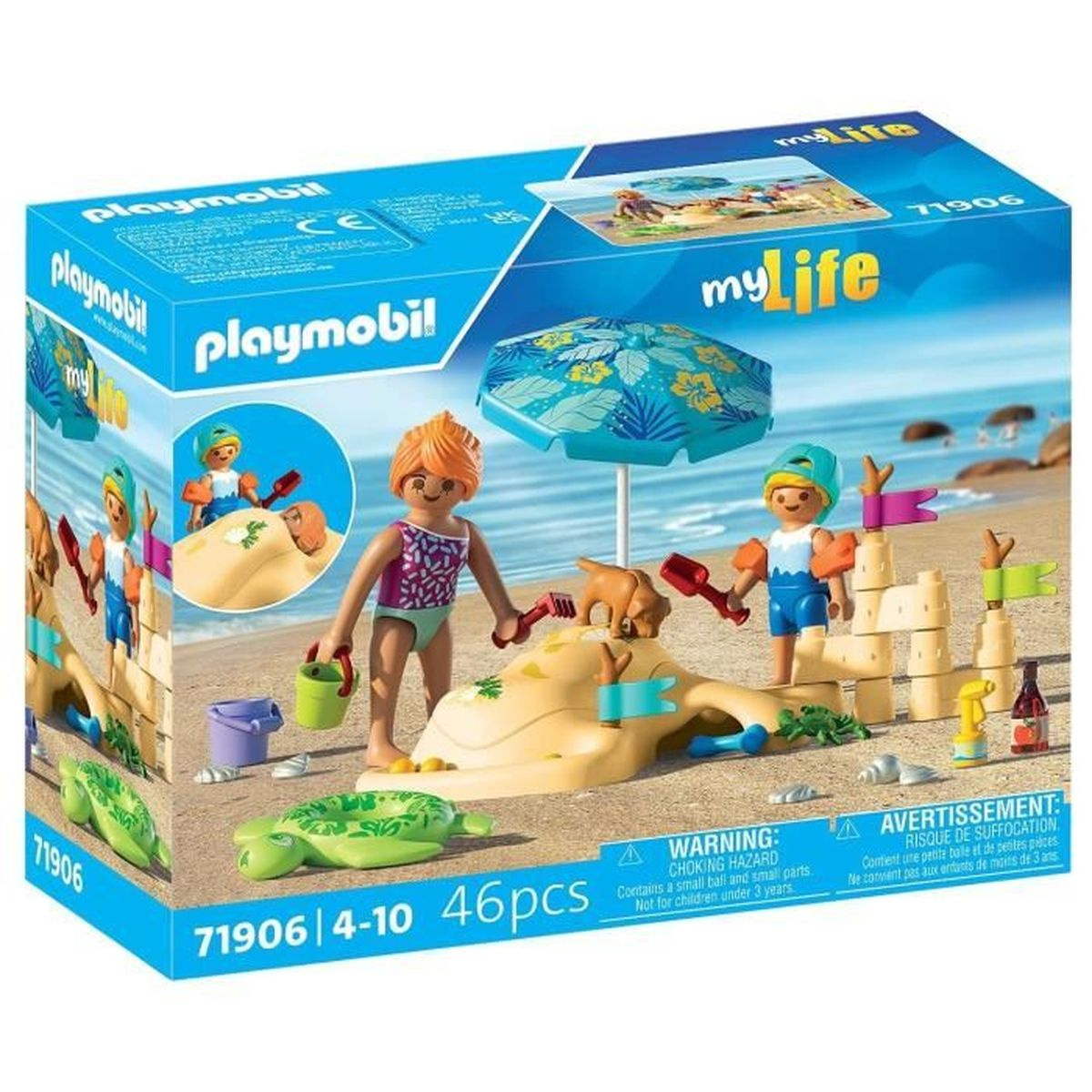 Set spiaggia Playmobil My Life. Personaggi che costruiscono un castello di sabbia con accessori come un ombrellone, una tartaruga e un cane su una scatola.