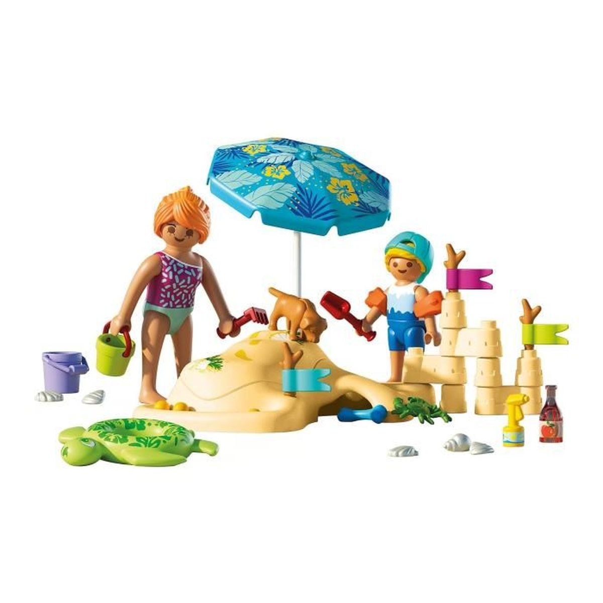 Una scena sulla spiaggia con due figure, un cane, un castello di sabbia e accessori. C'è un ombrellone e un giocattolo a forma di tartaruga verde.