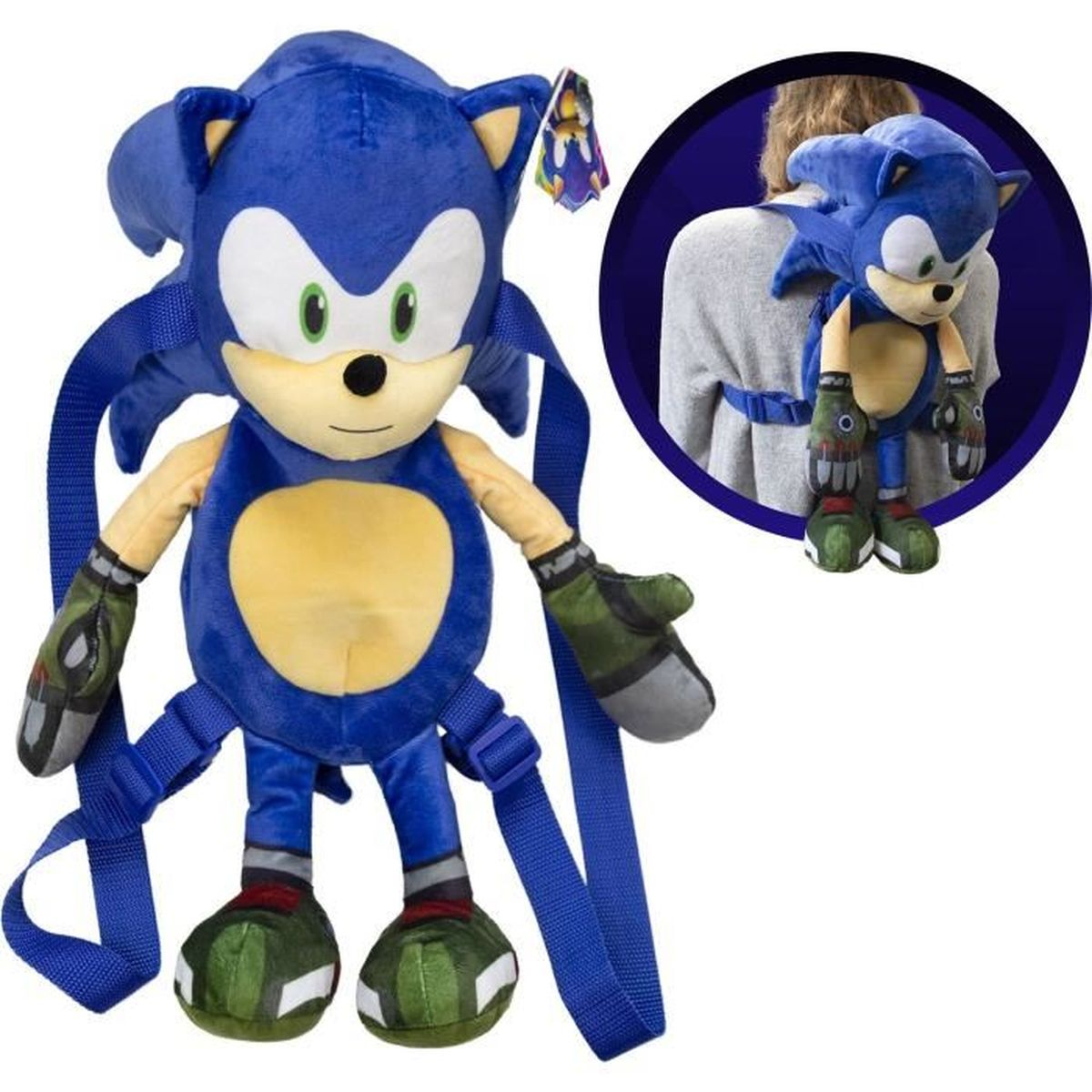 Un peluche de mochila de Sonic the Hedgehog. Es azul con vientre amarillo y zapatos verdes. Una persona lo lleva en el recuadro.