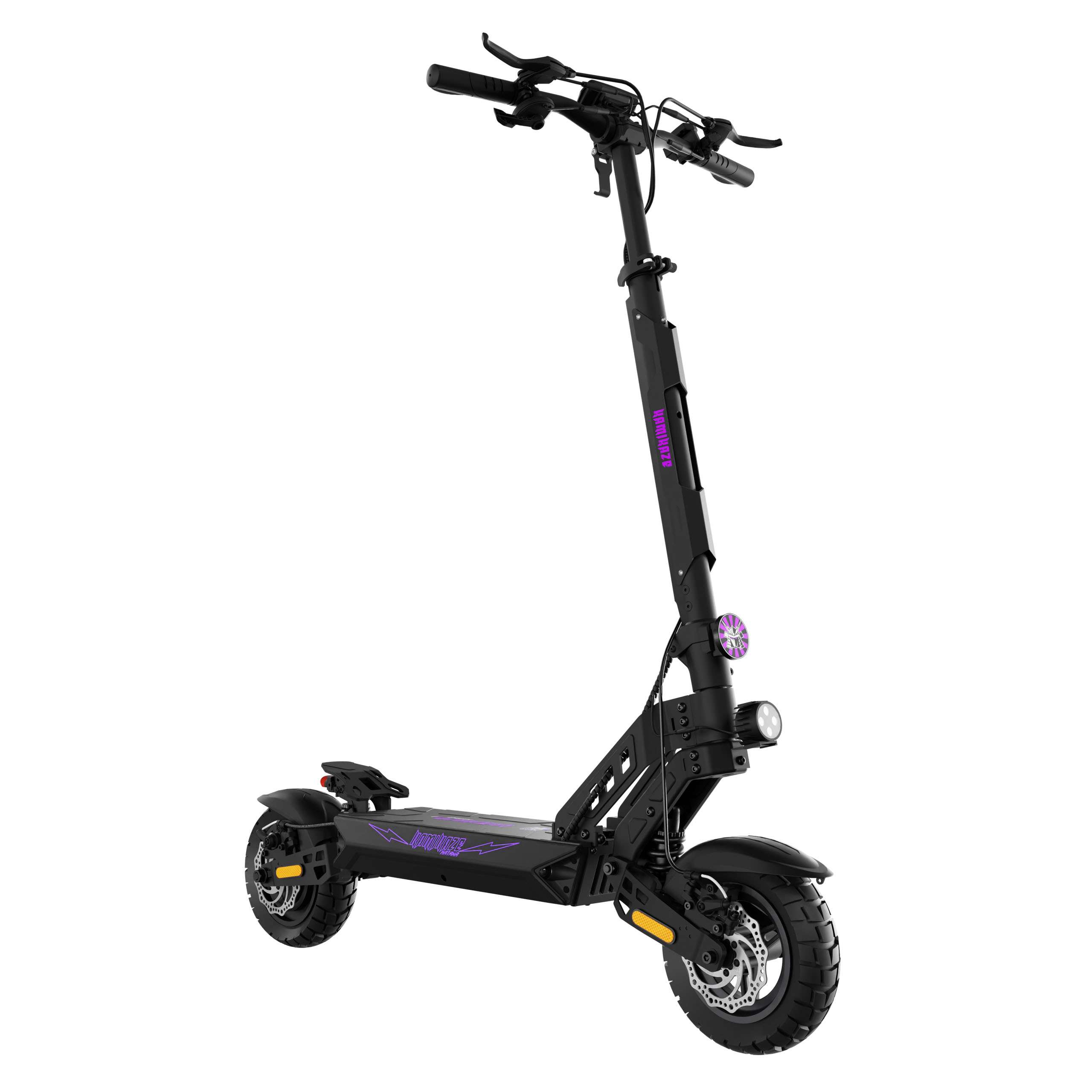 Scooter elettrico nero su sfondo bianco. Caratteristiche: faro, dettagli viola e pneumatici grandi.