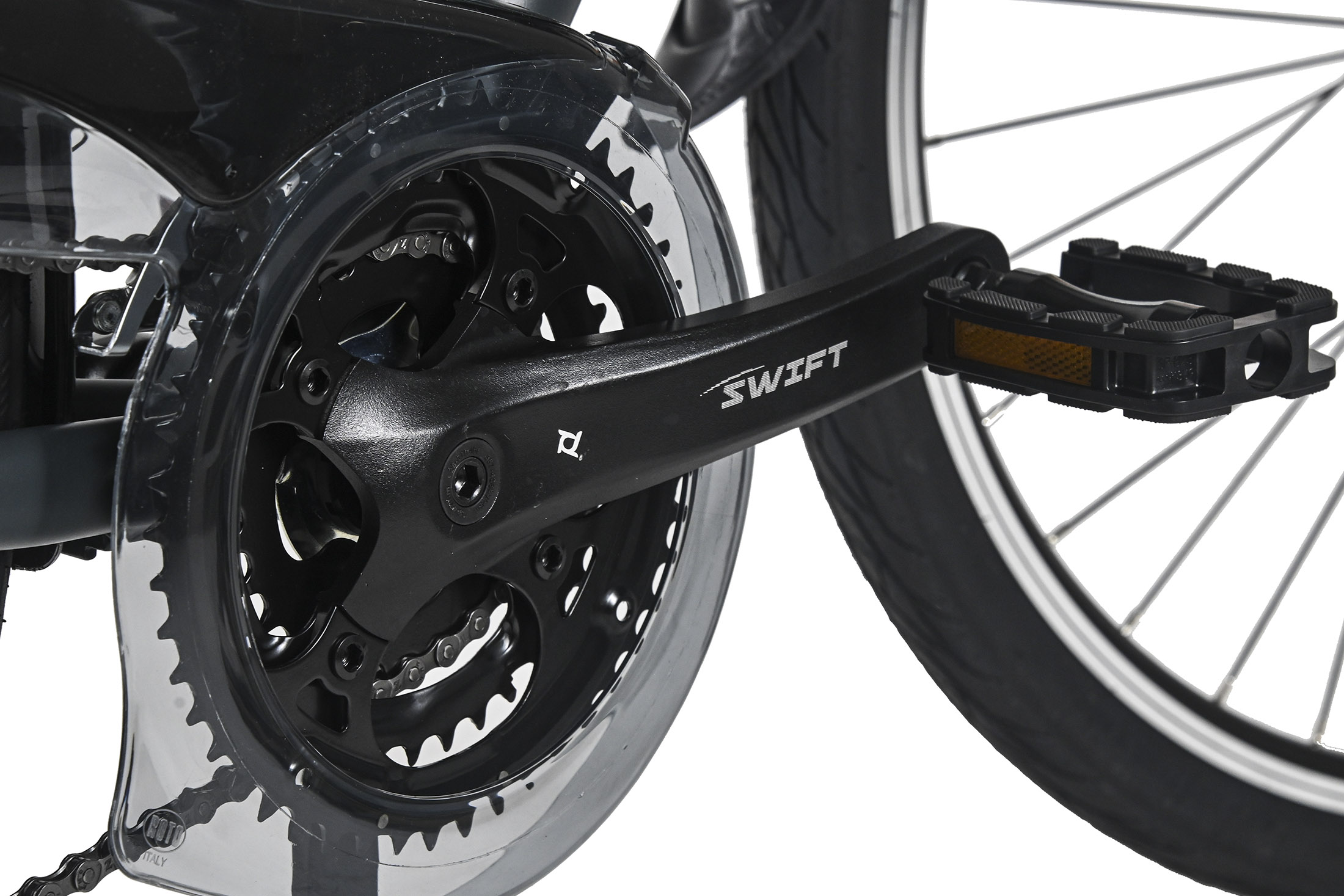 Nahaufnahme von Fahrradteilen. Kettenblatt, Kette, Pedal und Rad. Schwarz- und Silbertöne. 'SWIFT' ist auf dem Kurbelarm zu sehen.