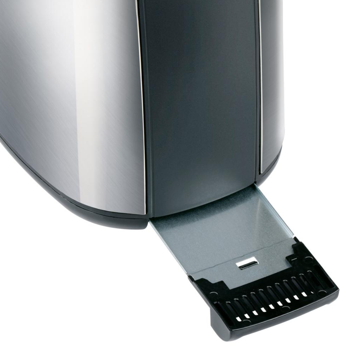 Nahaufnahme eines Toasters mit herausziehbarer Krümelschublade. Der Toaster ist silber und schwarz. Das Fach ist offen und schwarz.