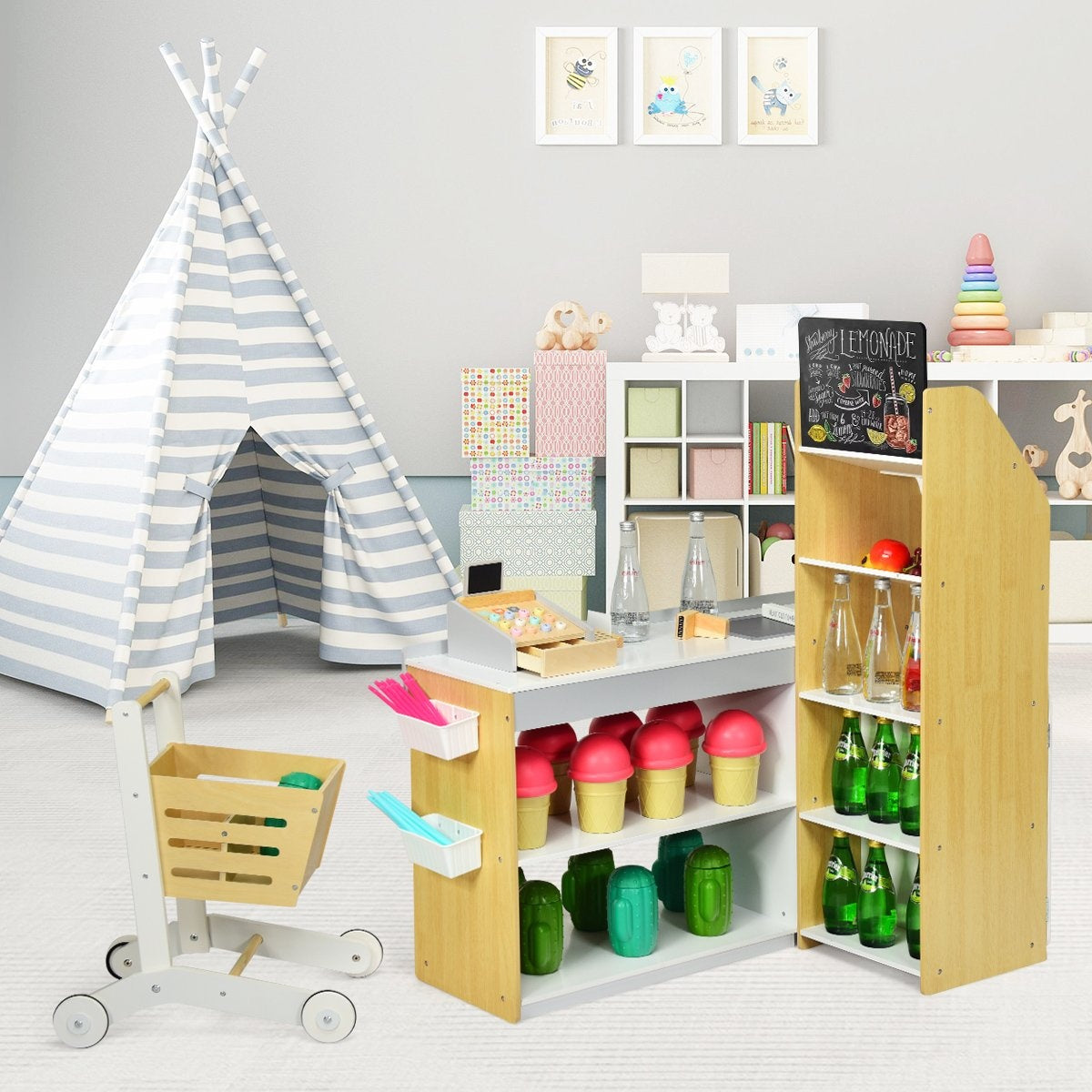 Una escena de sala de juegos con un tipi a rayas, una tienda de juguetes, un carrito de compras y juguetes coloridos. La tienda vende helados, bebidas y limonada.