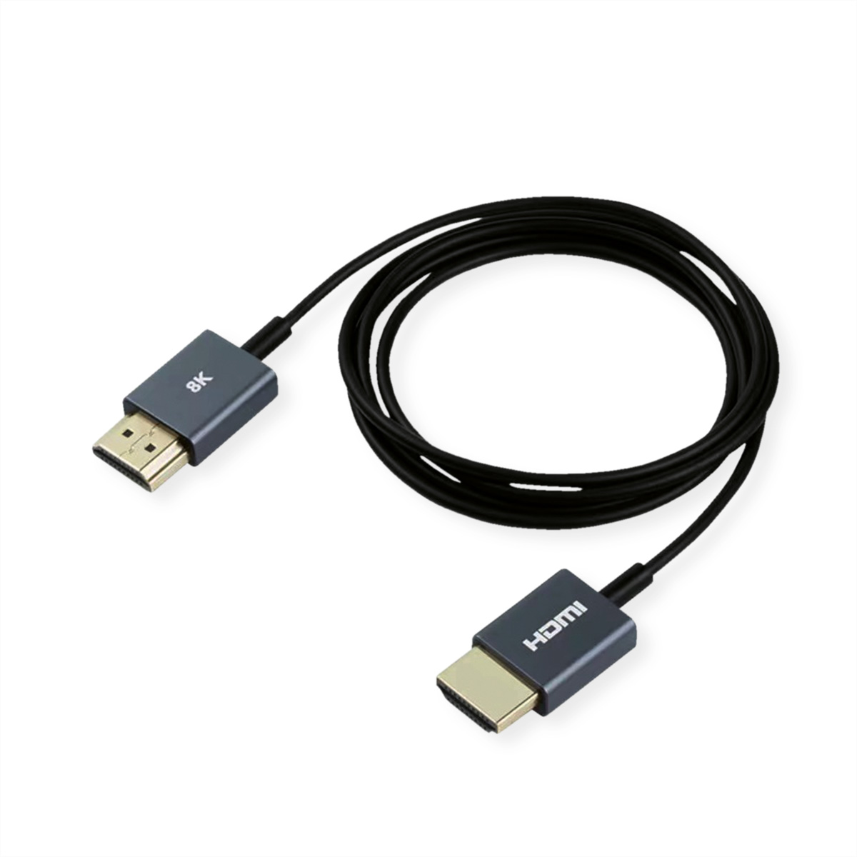 Een HDMI-kabel met zwarte draad en twee grijze connectoren, één met '8K' en de andere 'HDMI', op een witte achtergrond.