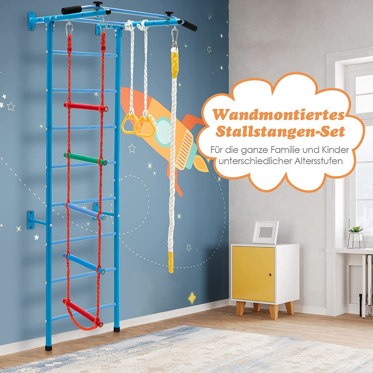 Un marco de escalada azul montado en la pared con escaleras de cuerda y anillos. Un armario blanco y una alfombra están en la habitación.