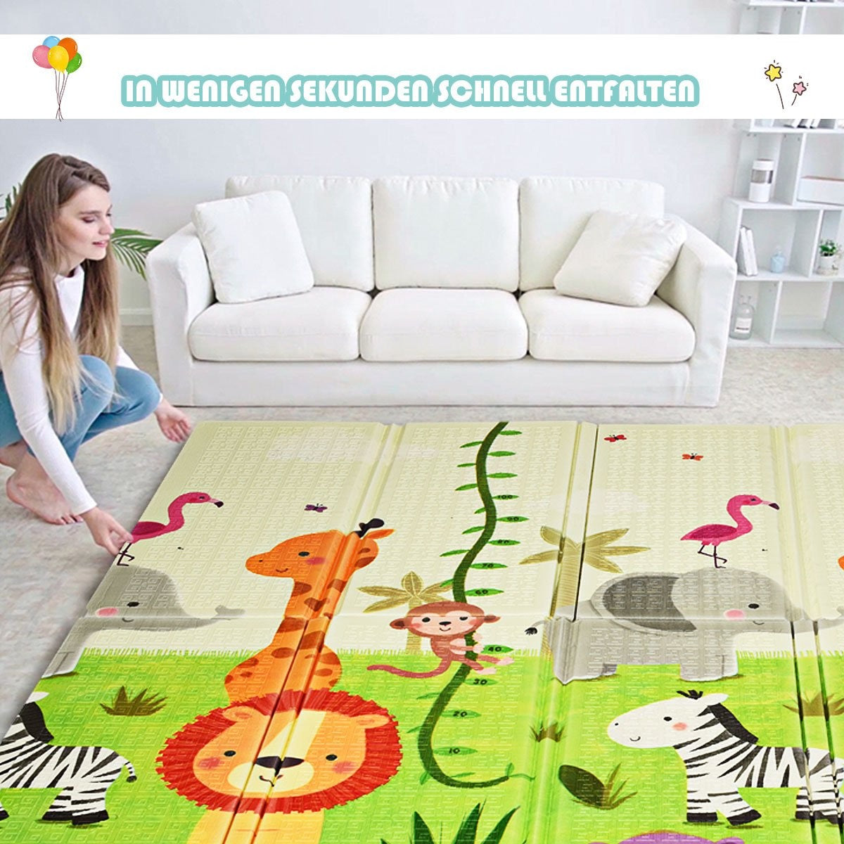 Una mujer despliega una colorida alfombra de juego con ilustraciones de animales. Un sofá blanco y estanterías en el fondo, con globos.
