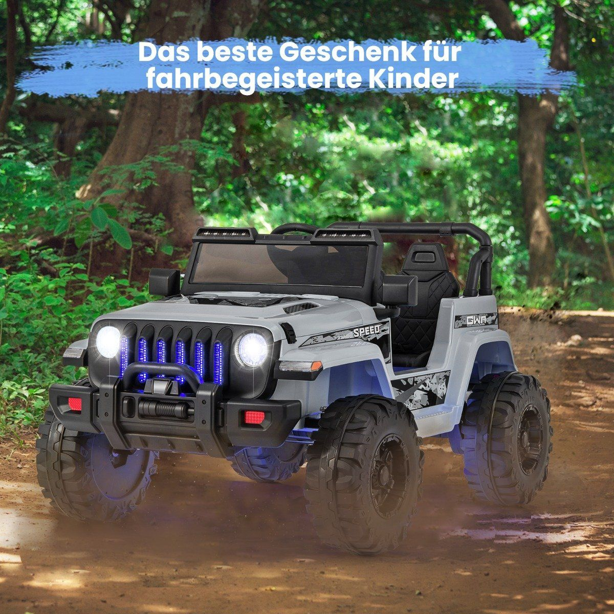 Un jeep de juguete blanco y azul con luces azules está en un camino de tierra. El fondo tiene árboles verdes y una pancarta azul.
