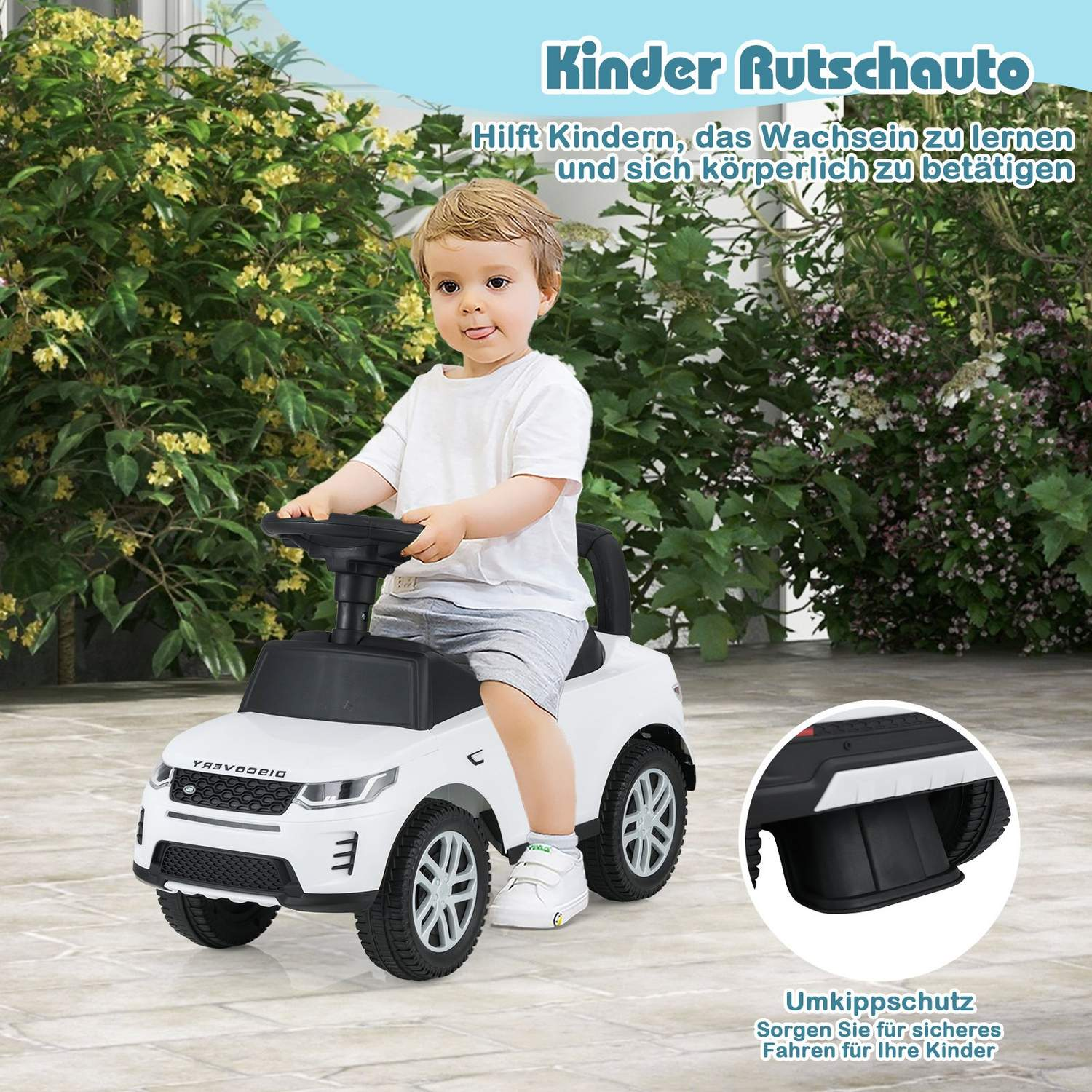 Un niño está sentado en un coche de juguete blanco. El niño está sacando la lengua. El fondo tiene arbustos y texto.