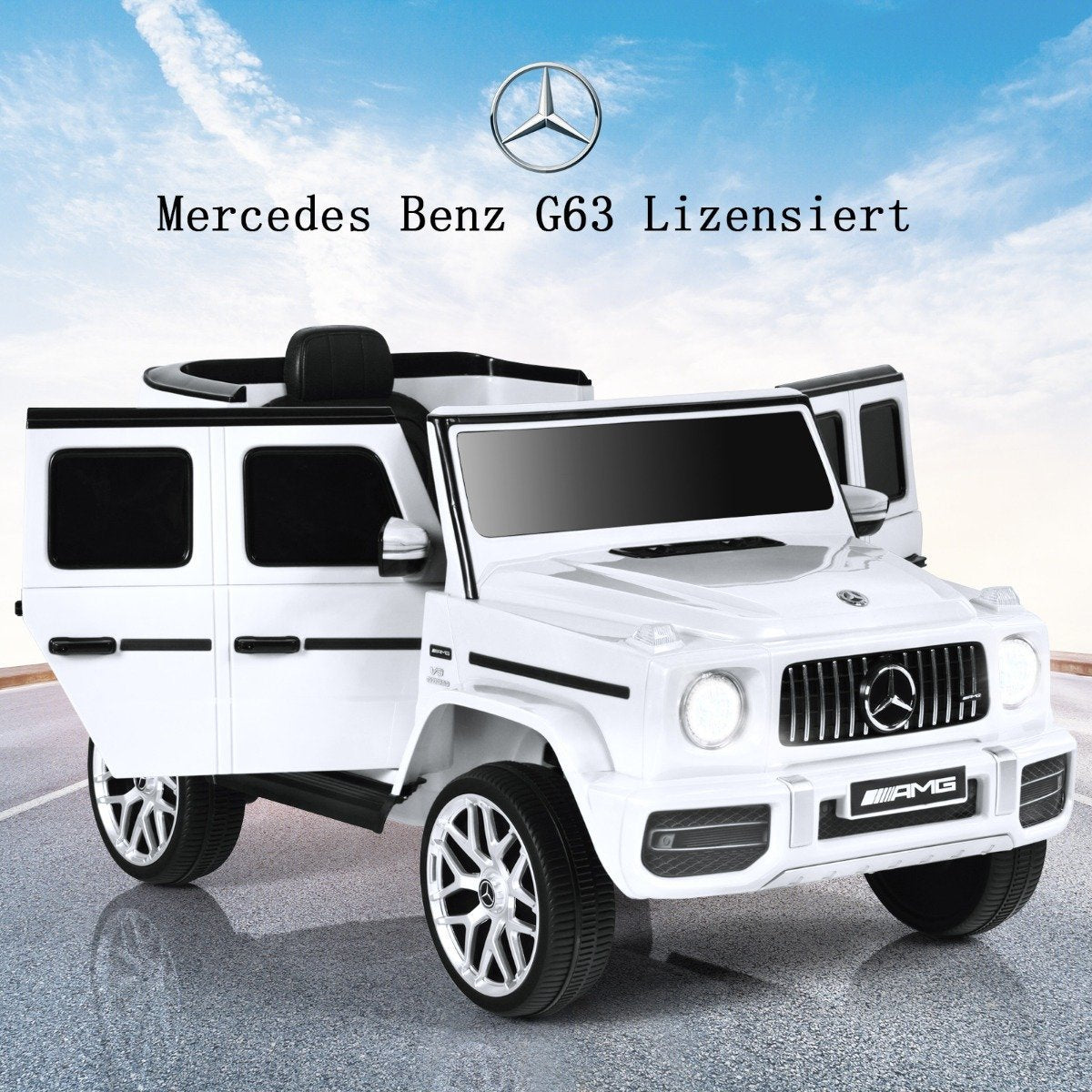 Un coche de juguete Mercedes-Benz G63 blanco con puertas abiertas. Está sobre una superficie gris con un cielo azul de fondo y el logo de Mercedes.