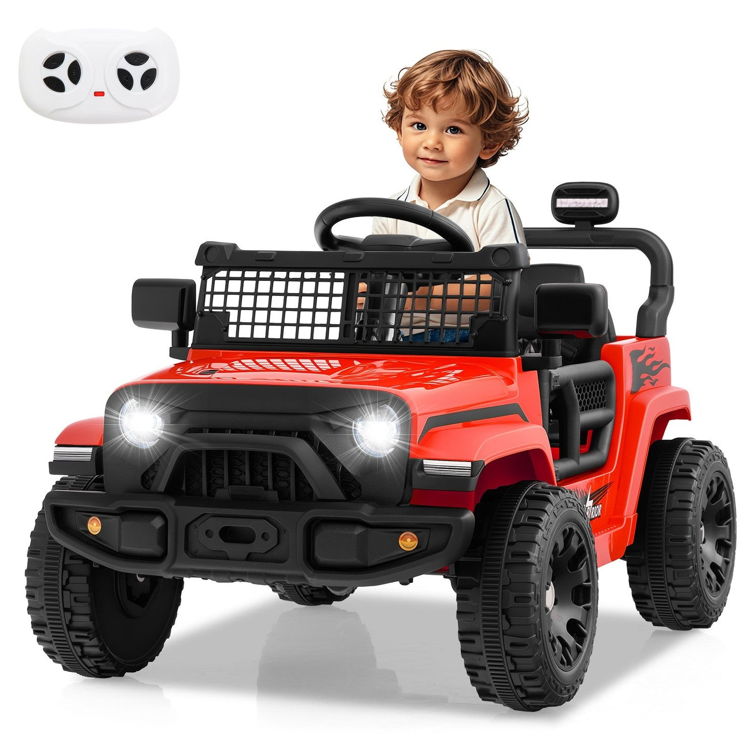 Un niño está en un jeep de juguete rojo. El jeep tiene neumáticos y luces negras. Un mando a distancia está en la esquina superior izquierda.
