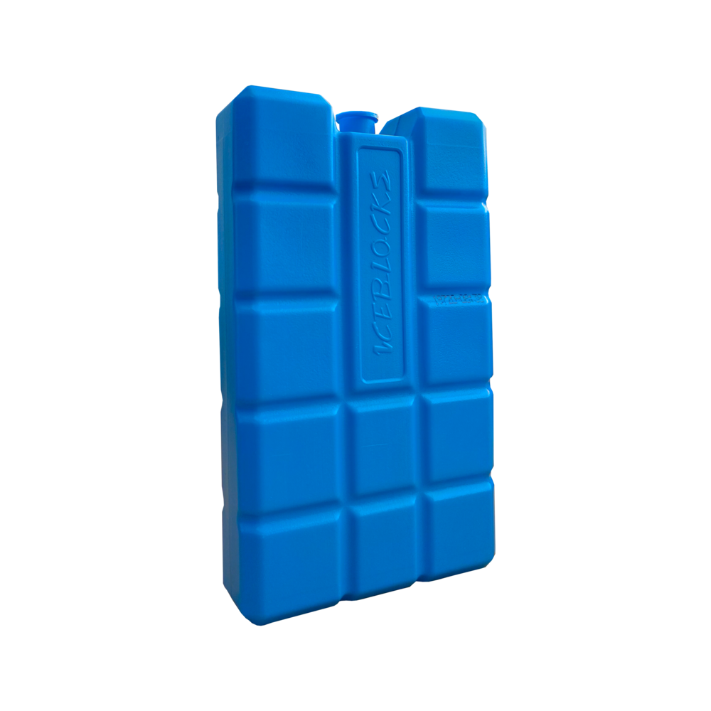 Een blauw icepack met de tekst "ICE BLOCKS" erop, tegen een zwarte achtergrond. Het pack heeft een rasterpatroon.