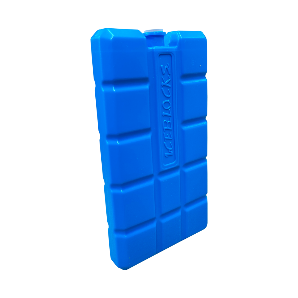 Een blauw rechthoekig icepack met de tekst ICEBLOCKS. Het heeft een rasterpatroon en staat tegen een zwarte achtergrond.
