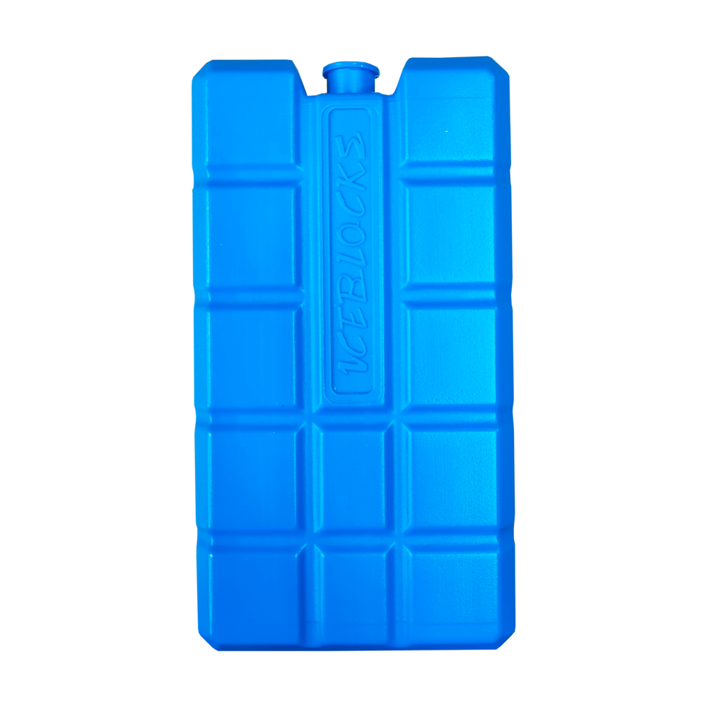 Een blauw ice pack met de tekst "ICEBLOCKS" erop, tegen een zwarte achtergrond. Het pak is rechthoekig en heeft een kleine tuit.