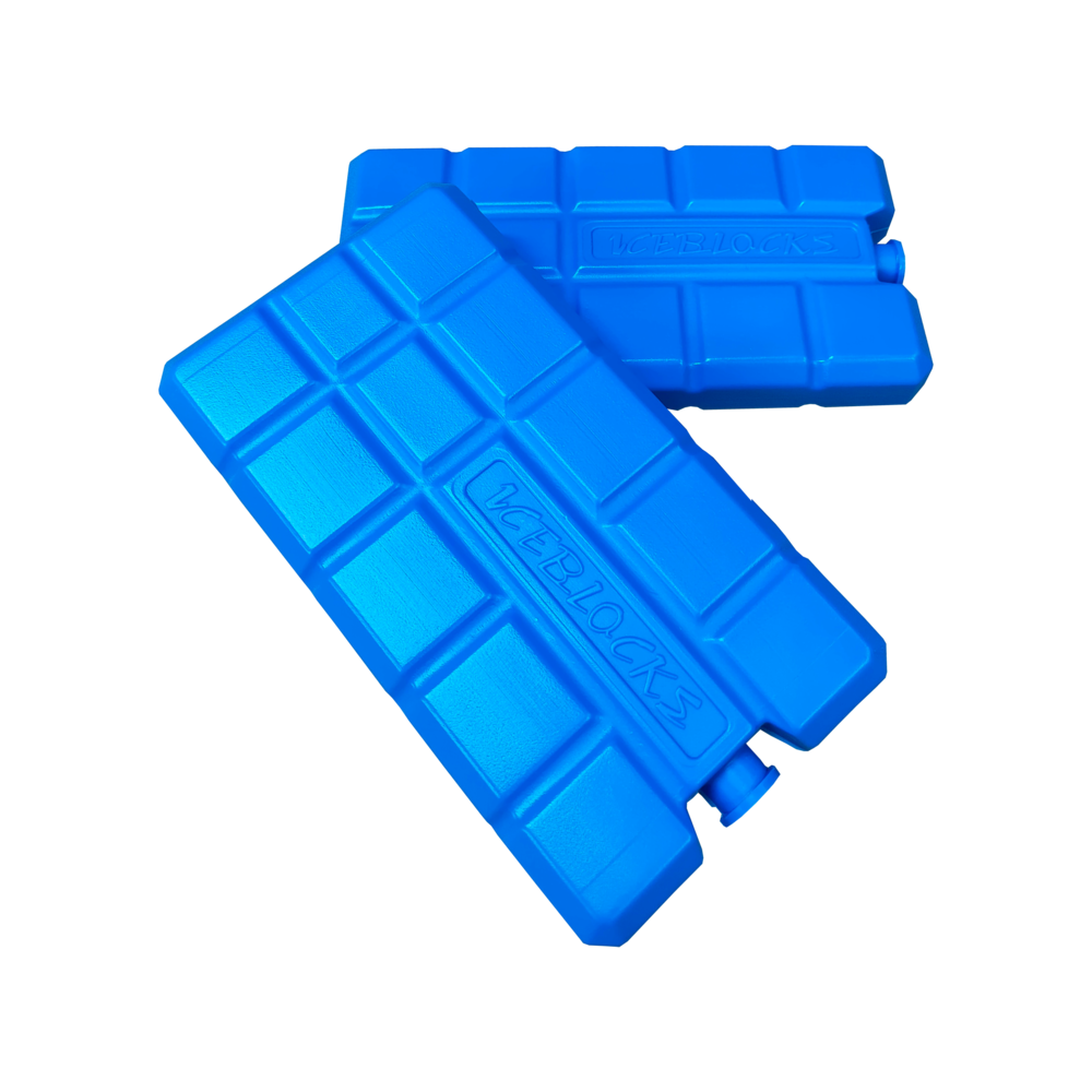 Twee blauwe rechthoekige koelelementen met de tekst "ICEBLOCKS", tegen een zwarte achtergrond.