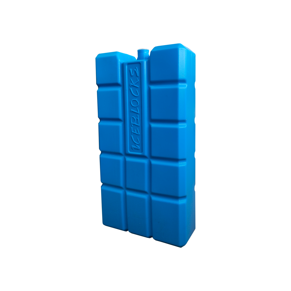 Een blauwe icepack met de tekst ICEBLOCKS erop, tegen een zwarte achtergrond. De icepack is rechthoekig met vierkante patronen.