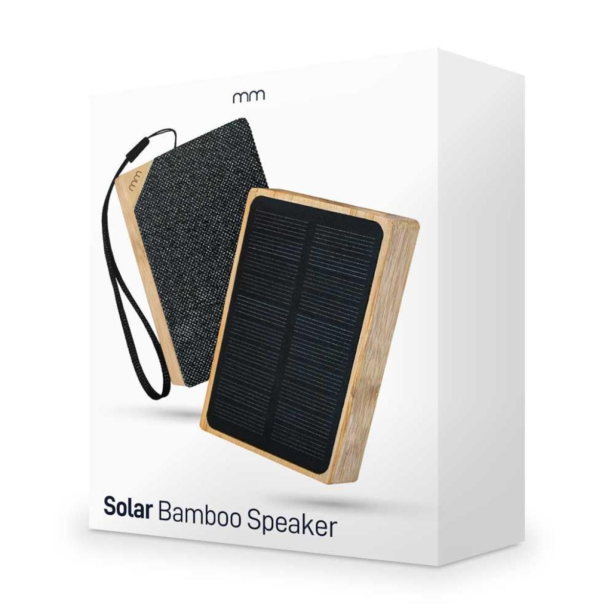 Een bamboe zonneluidspreker wordt getoond. De luidspreker staat voor een witte doos met de woorden 'Solar Bamboo Speaker'.