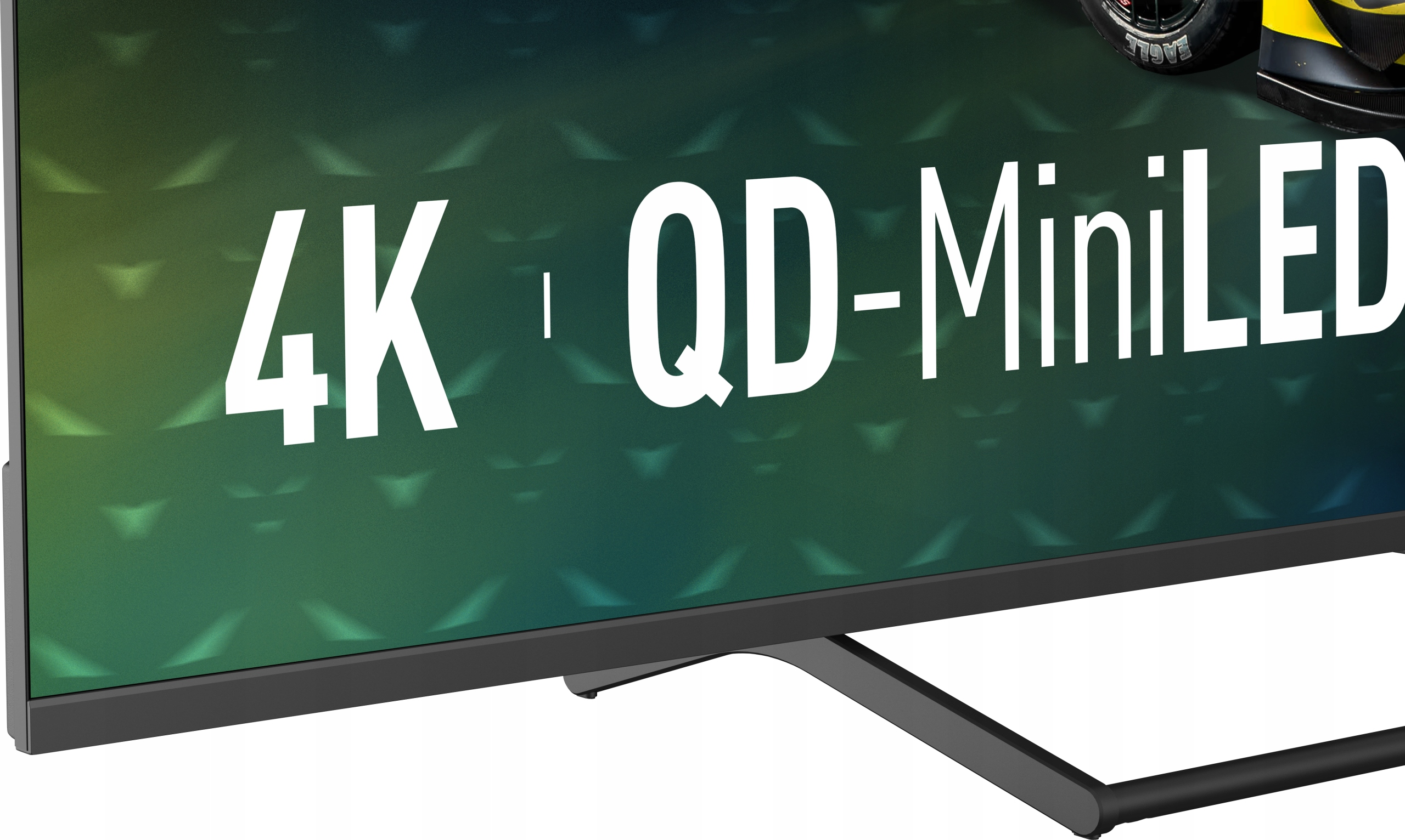 Uno schermo TV mostra '4K QD-MiniLED' in testo bianco. Lo sfondo è verde con un disegno. Un'auto da corsa è visibile.