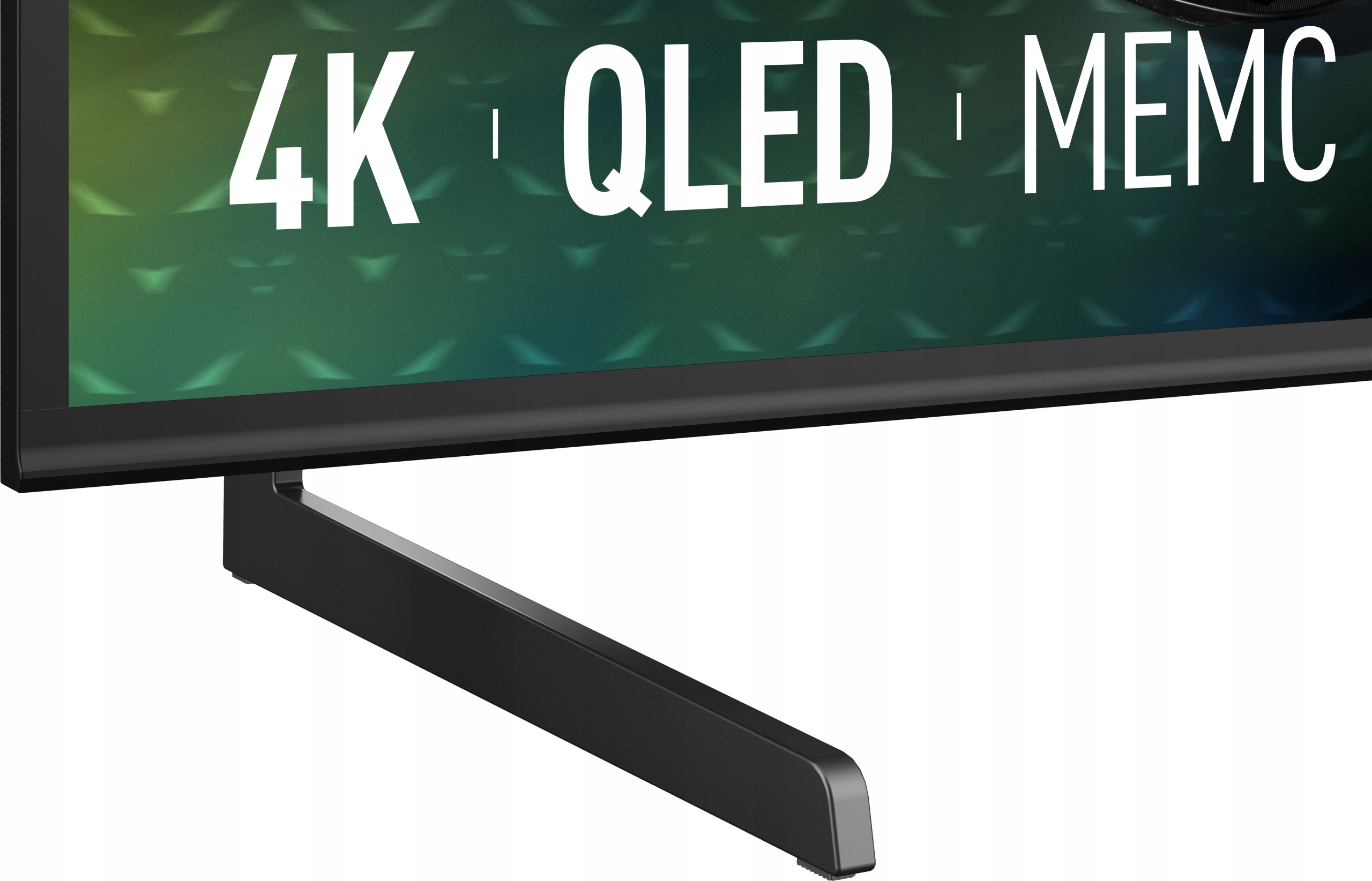 Zbliżenie ekranu telewizora z napisami 4K QLED MEMC. Ekran jest podparty czarną podstawą.