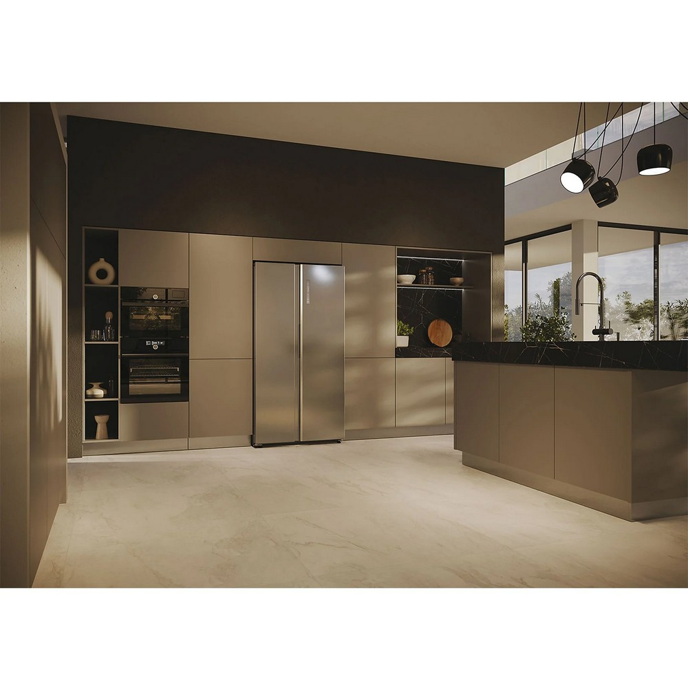 Cucina moderna con elettrodomestici in acciaio inox, piani di lavoro scuri e pavimenti chiari. Include frigorifero, forno e armadi.