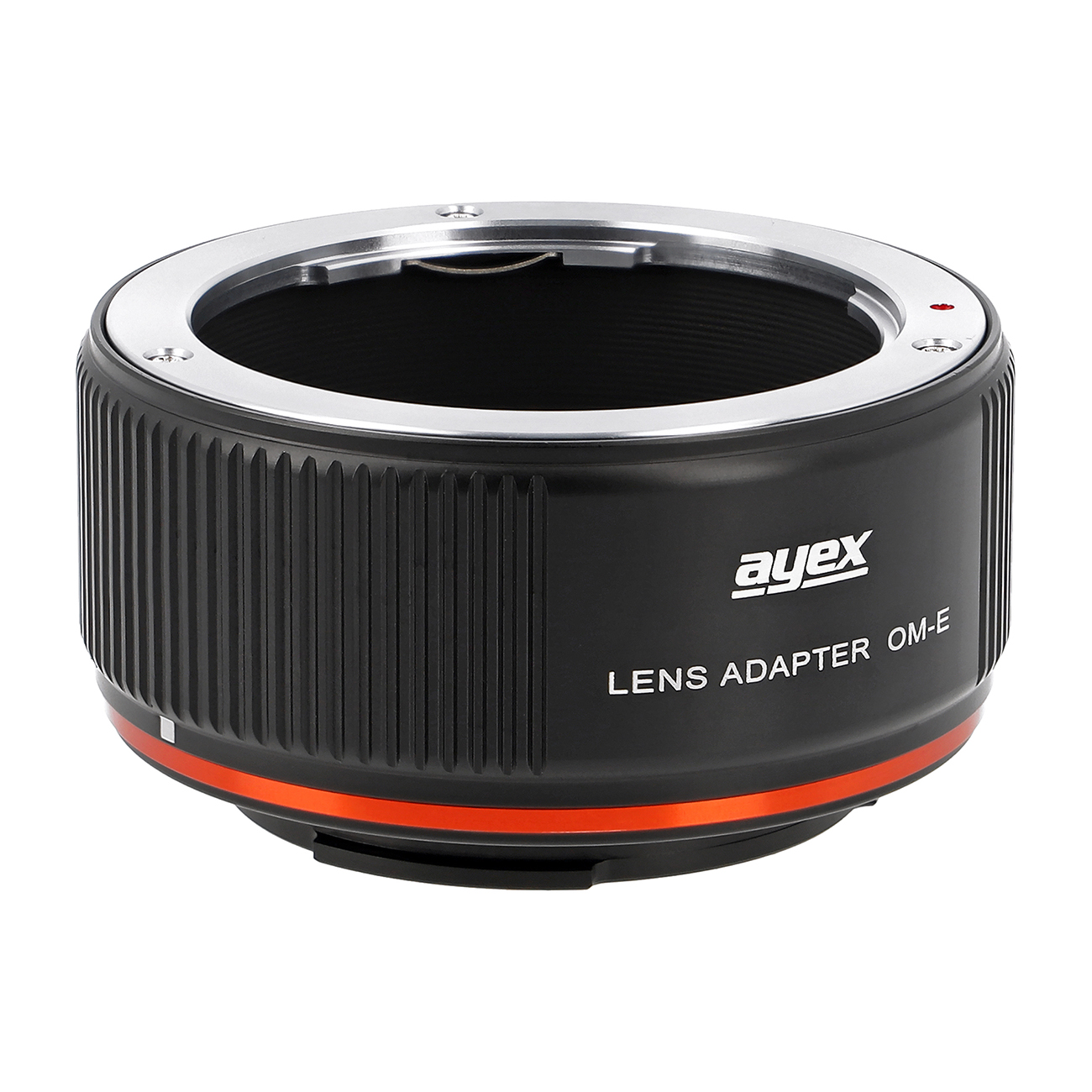 Ein schwarzer Objektivadapter mit silbernem Rand. Er hat einen orangefarbenen Ring und weißen Text mit der Aufschrift 'LENS ADAPTER OM-E' und dem 'ayex'-Logo.