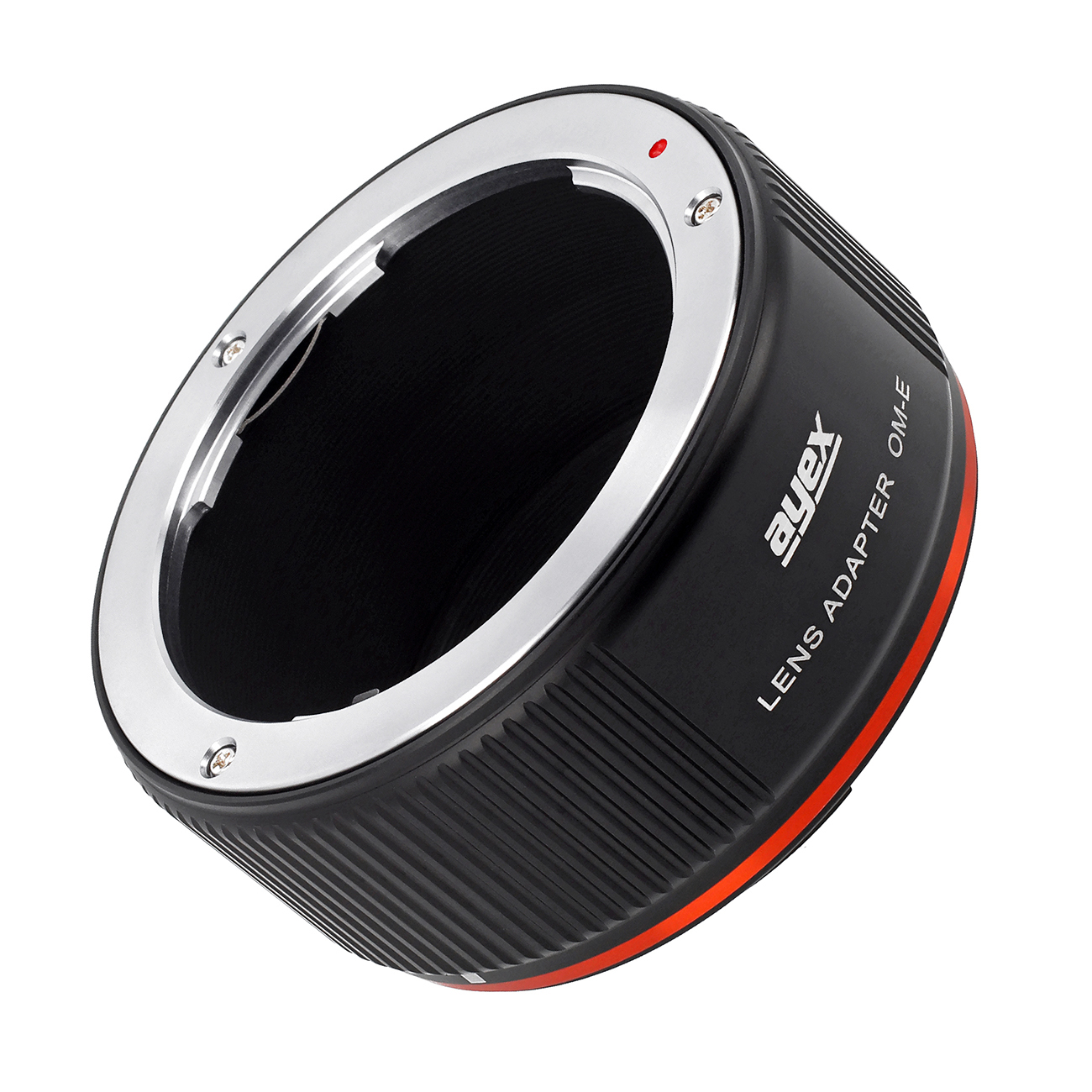 Ein schwarzer und silberner Objektivadapter. Er hat einen roten Ring und einen silbernen Rand. Der Text "ayex LENS ADAPTER OM-E" ist sichtbar.