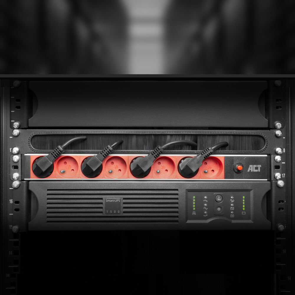 Un rack con prese di corrente e un UPS. Striscia di alimentazione rossa con spine nere. UPS nero con controlli e logo ACT.