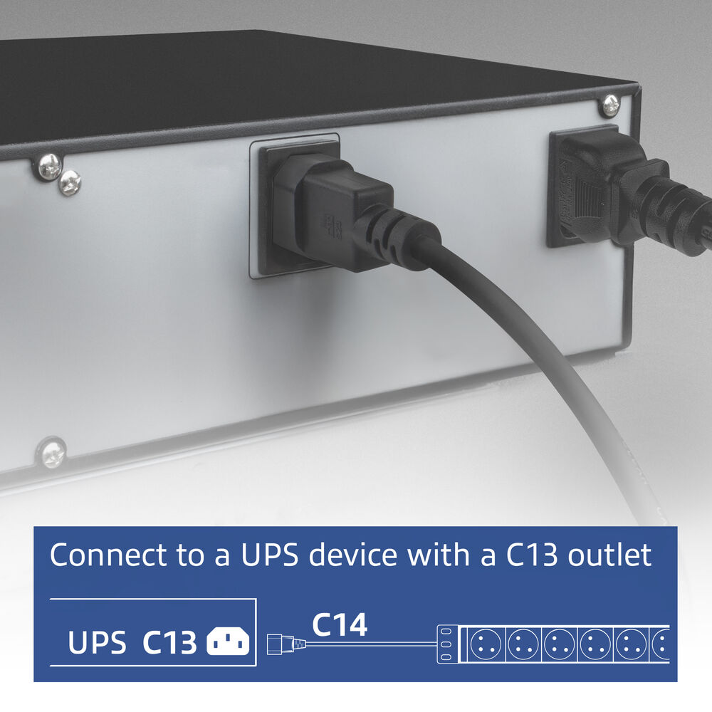Cavi di alimentazione neri collegati a un dispositivo argentato. Un diagramma mostra il collegamento a un UPS con uscita C13.