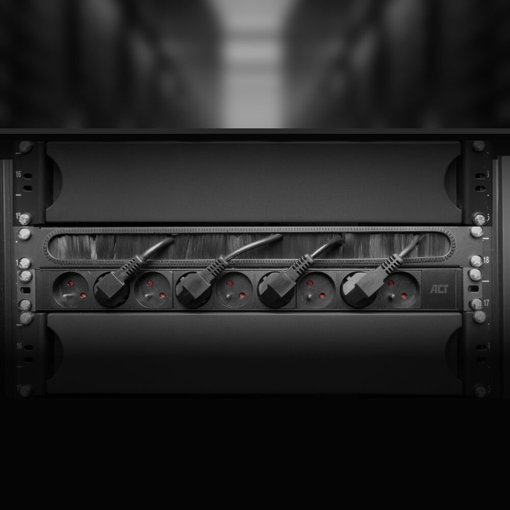 Rack server nero con prese di corrente e spine collegate. Messa a fuoco sulle prese e sui cavi collegati.