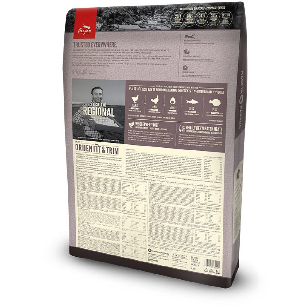 Torba karmy dla kotów Orijen. Zawiera tekst, mężczyznę i obrazy składników. Tło jest brązowe.