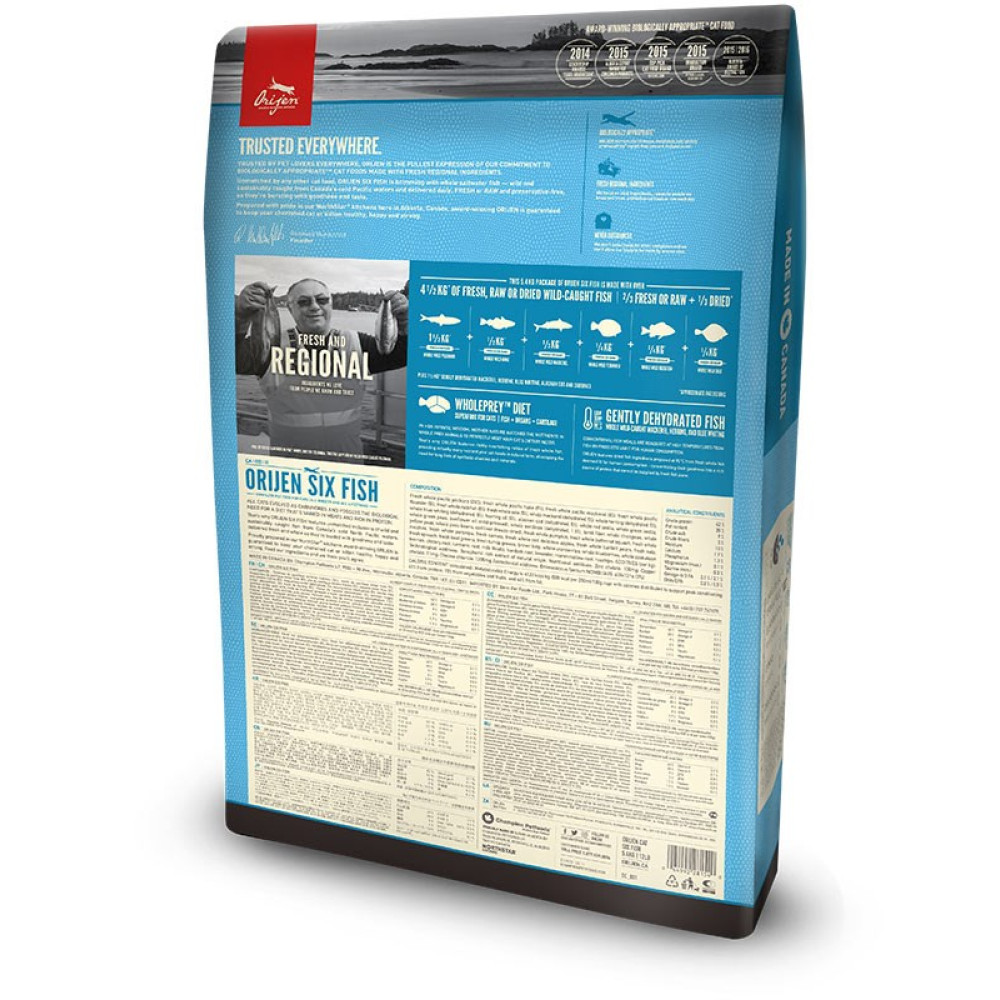 Torba z karmą dla kotów z tekstem i obrazami. Marka to Orijen. Torba jest jasnoniebieska i przedstawia mężczyznę trzymającego ryby.