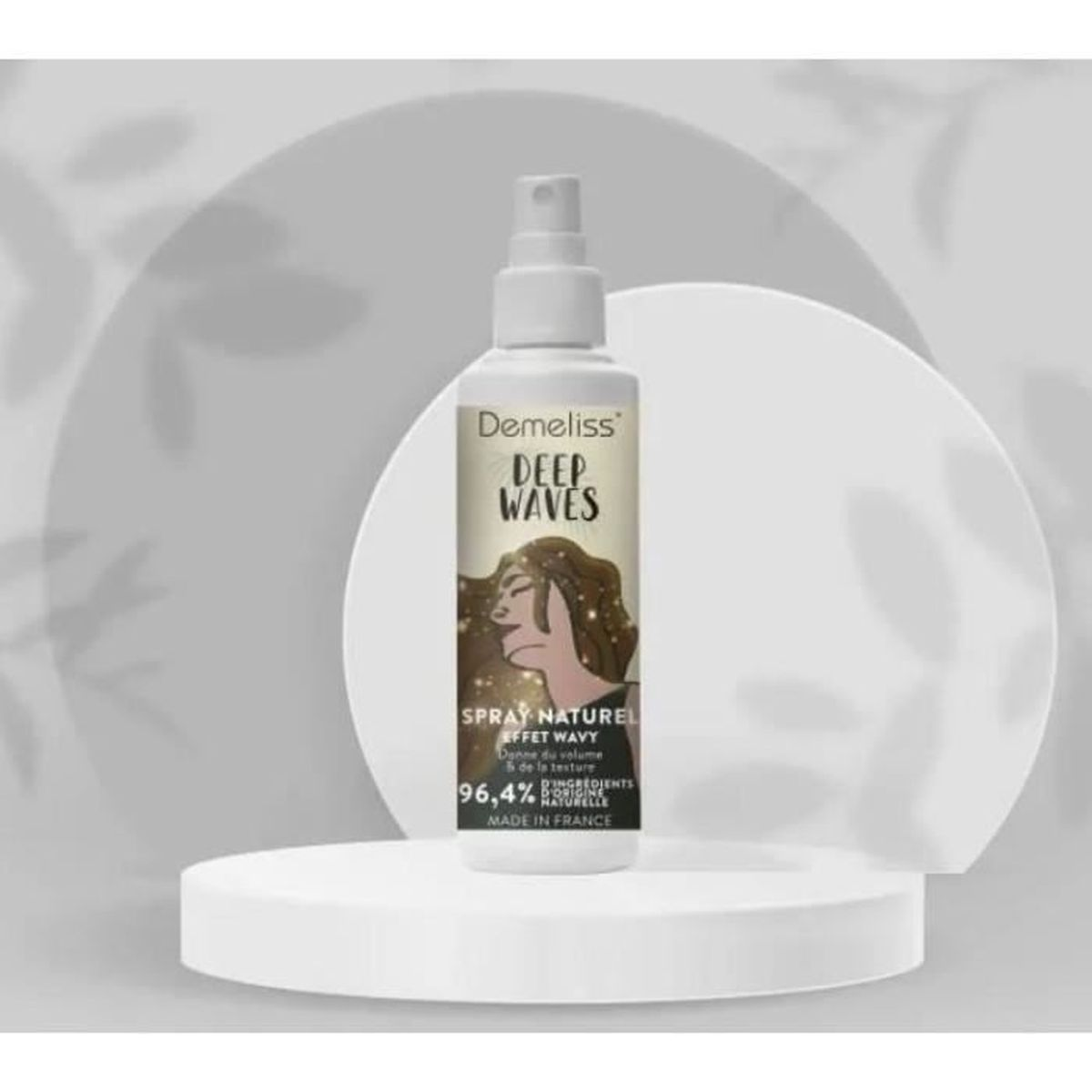 Eine weiße Haarsprayflasche mit der Aufschrift 'Demeliss Deep Waves' auf einer weißen Plattform. Der Hintergrund hat ein graues, abstraktes Design.