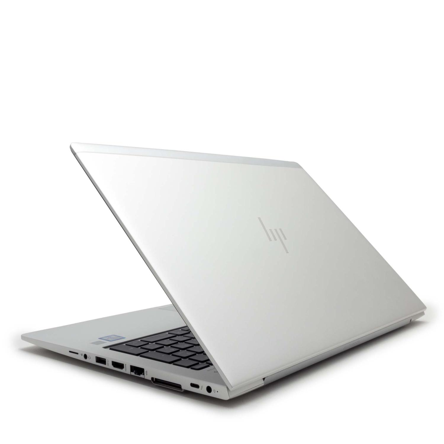 Ein silberner Laptop ist auf einer weißen Oberfläche geöffnet. Die Tastatur ist sichtbar, und das HP-Logo befindet sich auf dem Deckel. Der Hintergrund ist weiß.