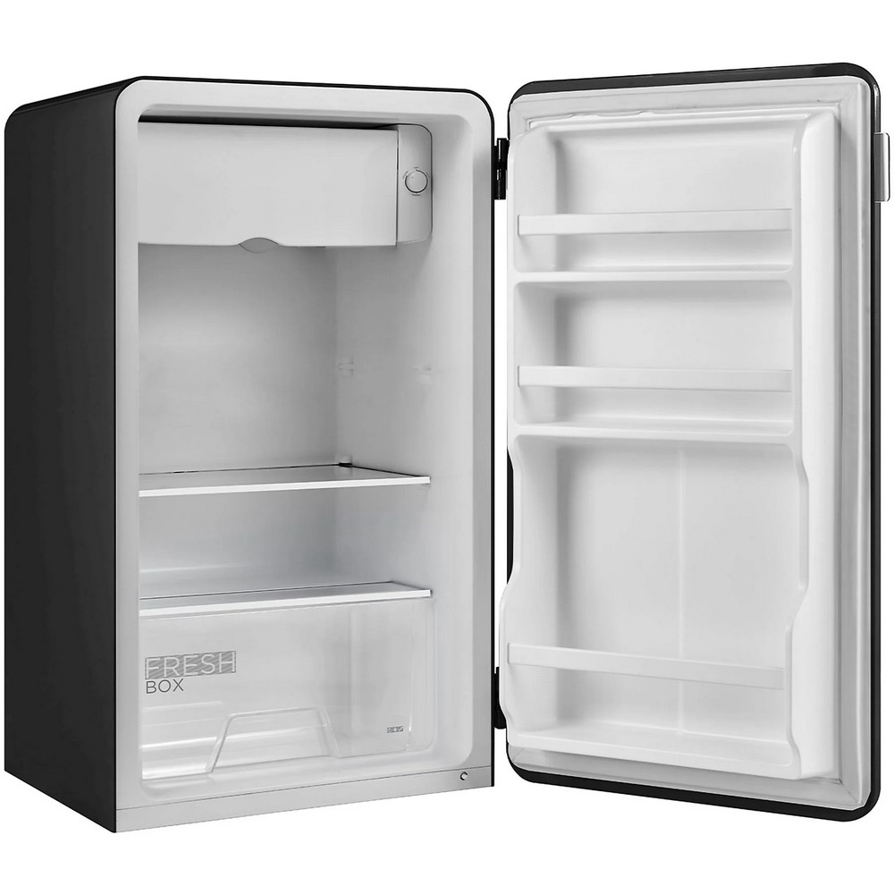 Mini-frigorifero nero aperto con interno bianco. All'interno ci sono ripiani, un contenitore per la freschezza e un vano superiore. La porta è aperta.