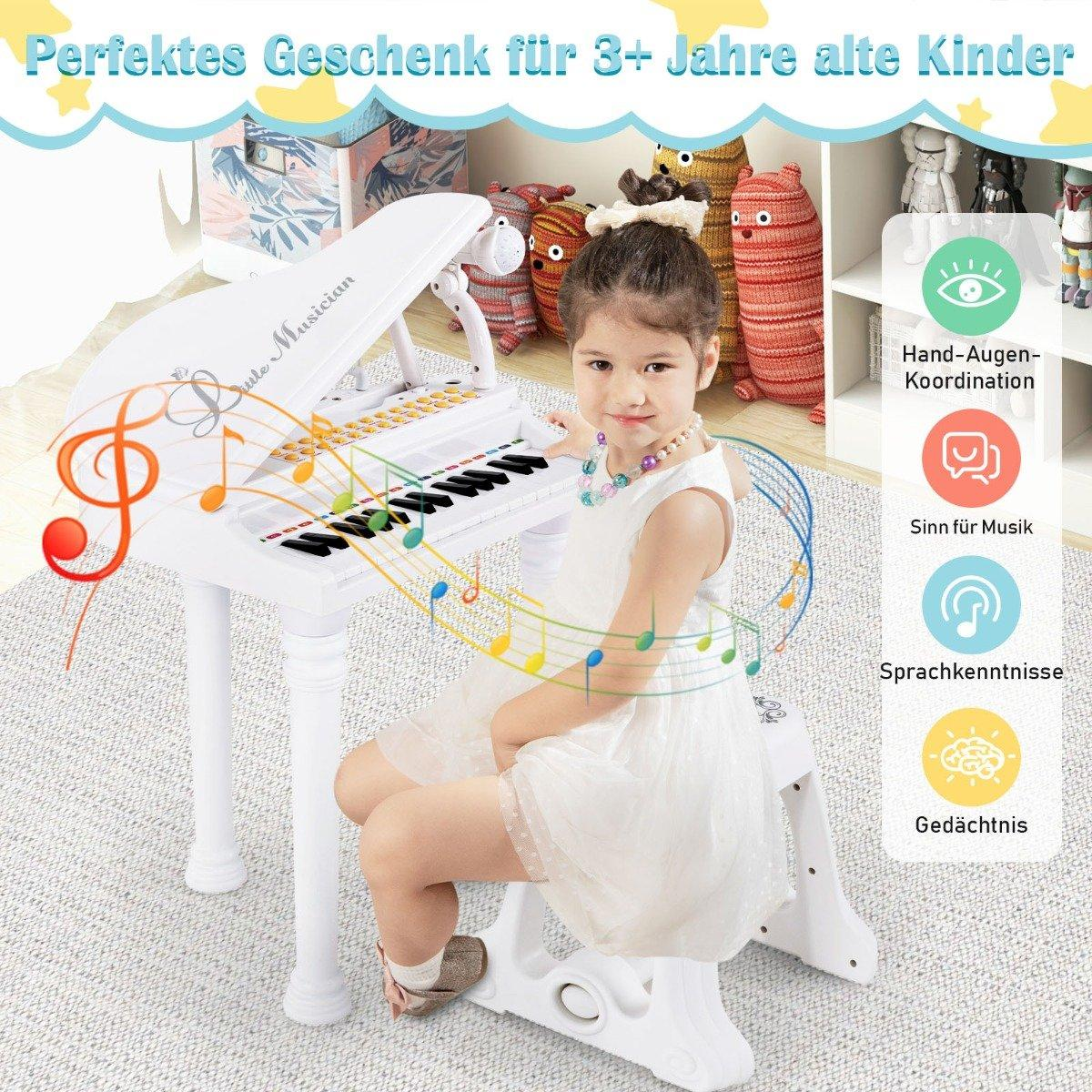 Una niña toca un piano de juguete blanco. El piano tiene teclas blancas y negras, y está sobre un soporte blanco. Juguetes e iconos en el fondo.