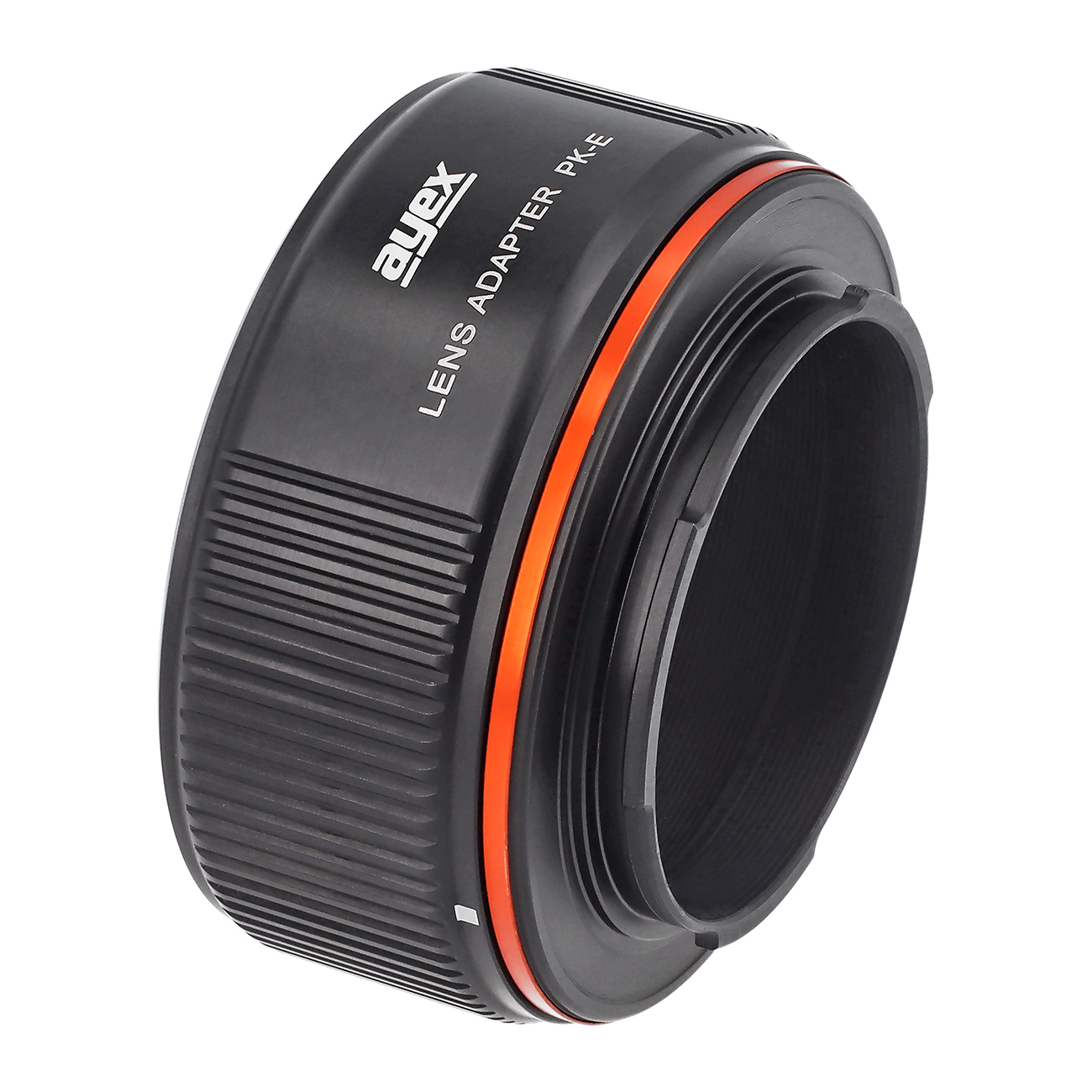 Ein schwarzer Ayex-Objektivadapter mit einem orangefarbenen Ring. Er trägt den Text "LENS ADAPTER PK-E" und befindet sich auf weißem Hintergrund.