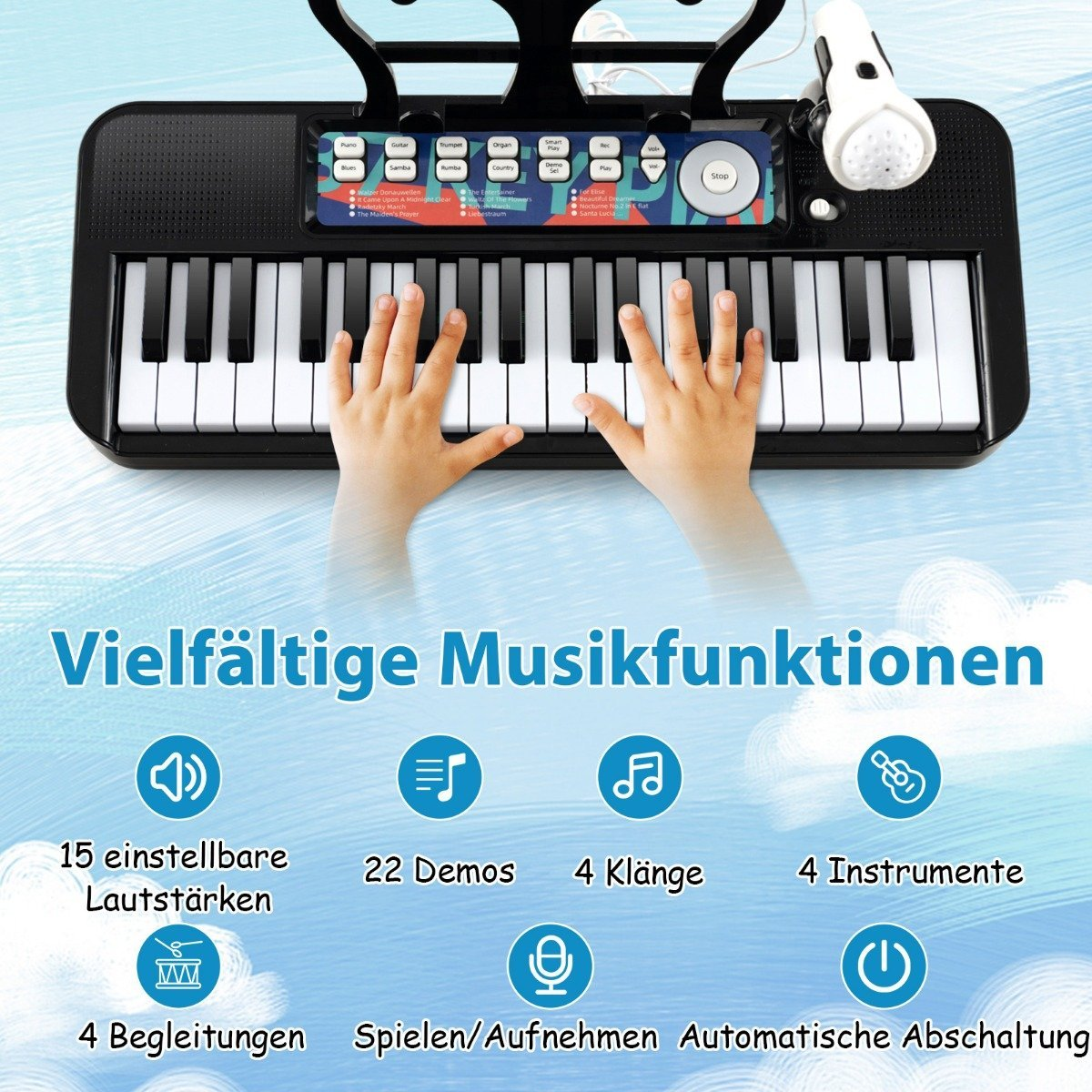 Las manos de un niño tocan un teclado negro con teclas blancas. Hay un micrófono y botones. Texto: Vielffältige Musikfunktionen.