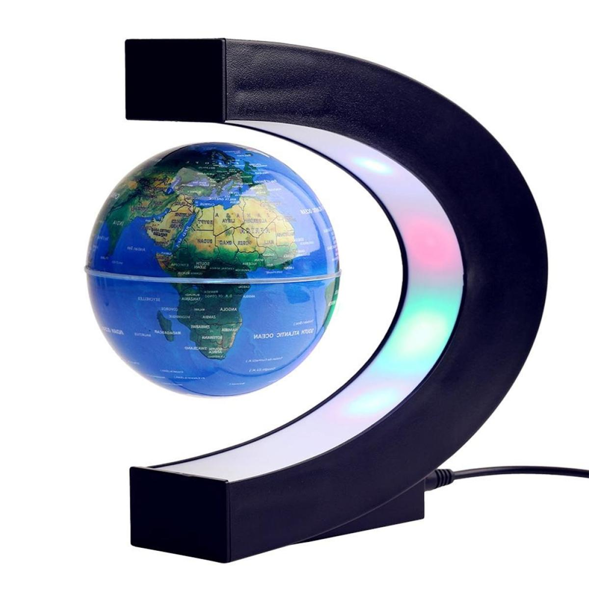 Een zwevende wereldbol, vastgehouden door een zwarte, gebogen standaard met gekleurde lichten. De wereldbol toont continenten en oceanen. De standaard is verbonden met een netsnoer.