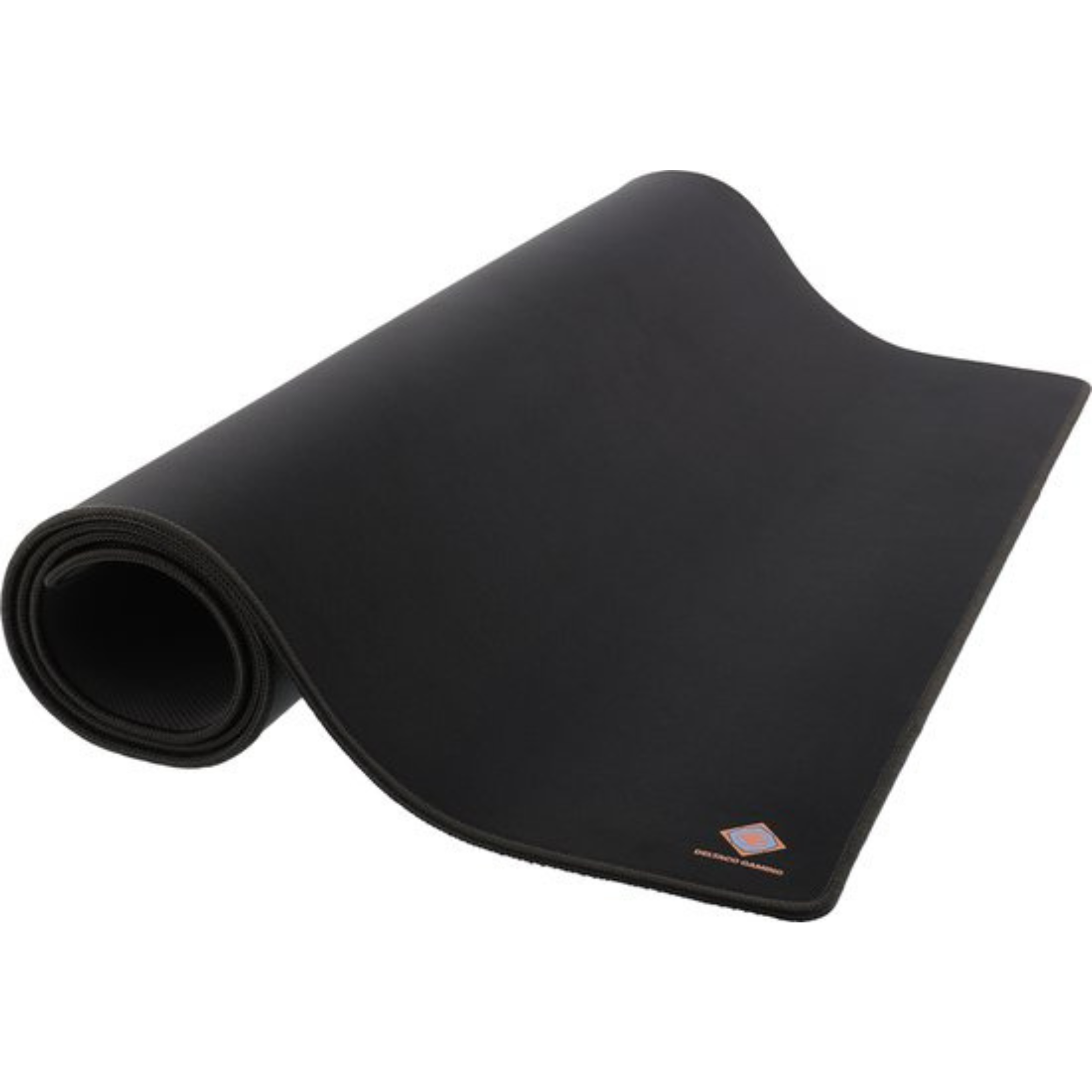Zwinięta czarna podkładka pod mysz dla graczy z logo. Ma gładką powierzchnię i szytą krawędź.