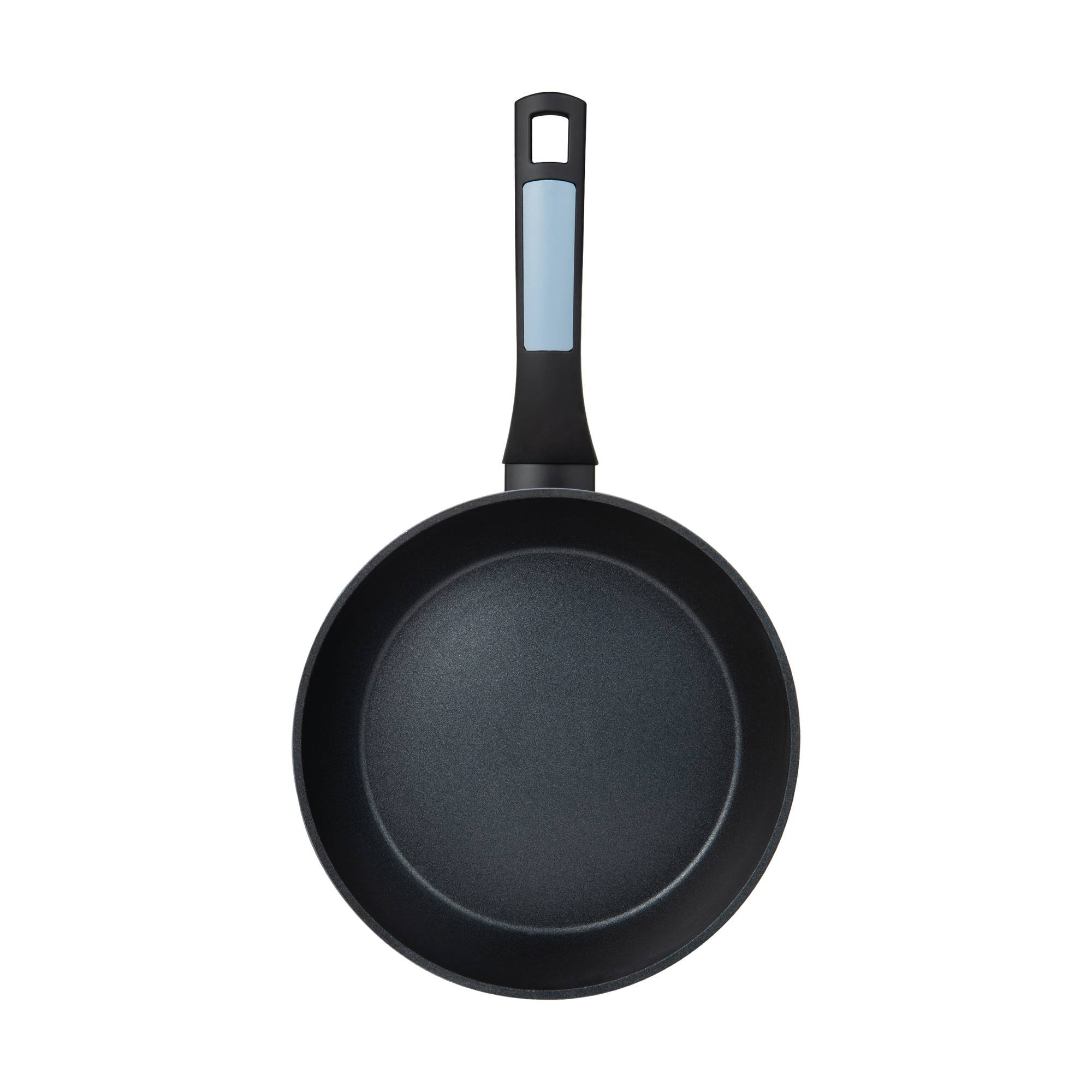 Una sartén negra con mango. El mango tiene una sección azul claro. La sartén está sobre un fondo blanco.
