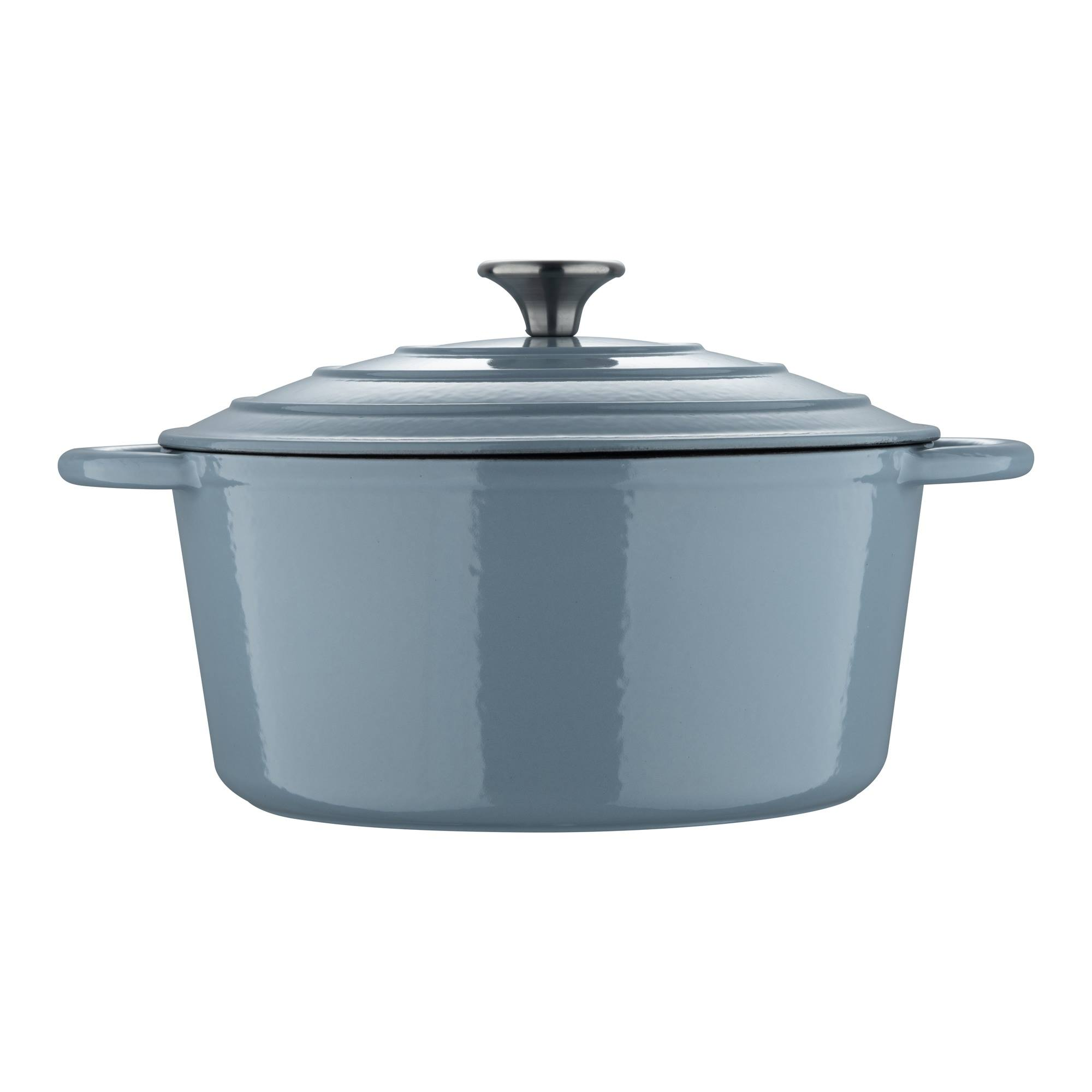 Una olla azul claro con tapa, dos asas y un pomo plateado, aislada sobre fondo blanco.