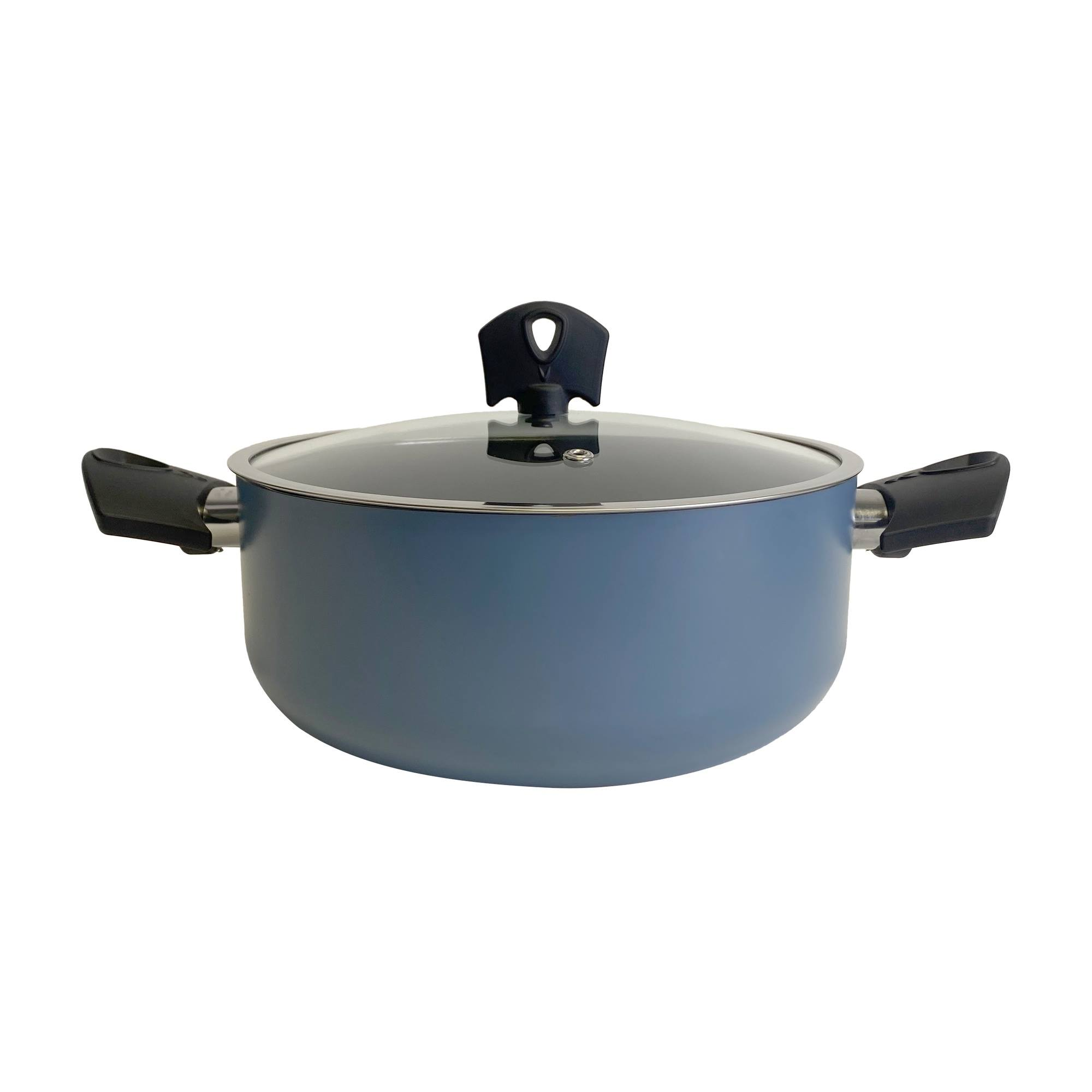 Una olla azul con tapa de vidrio y asas negras, sobre un fondo blanco.