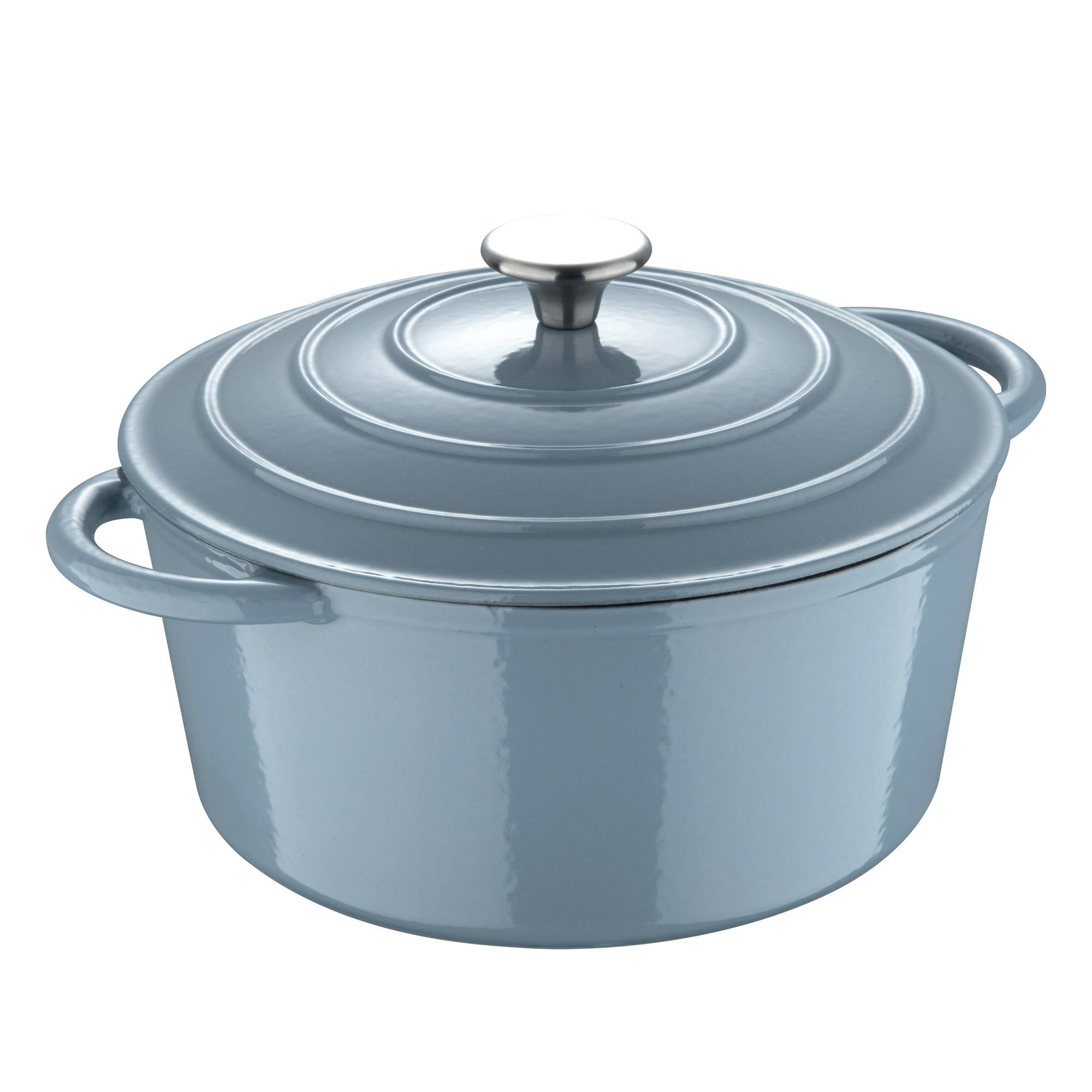 Una olla de hierro fundido azul claro con tapa y dos asas. Está sobre un fondo blanco.