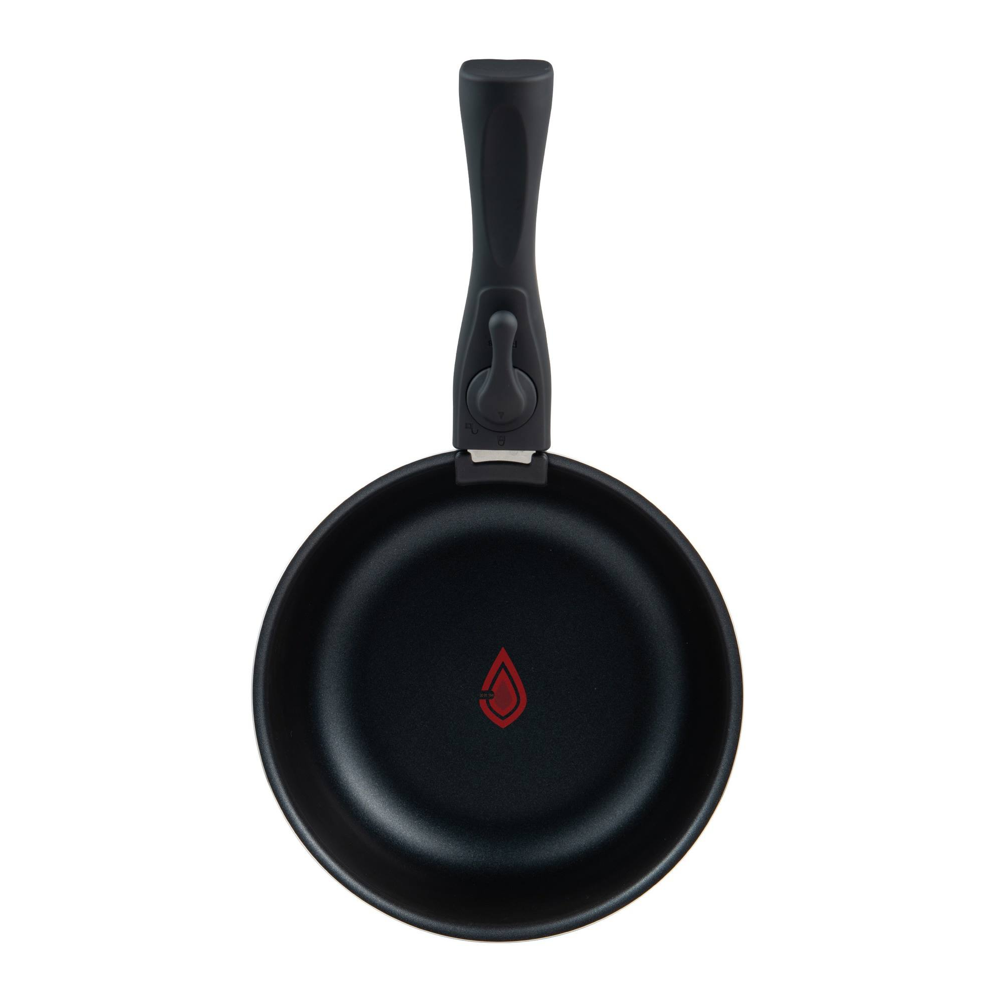 Una sartén negra con mango negro, logotipo rojo en el centro y fondo blanco.