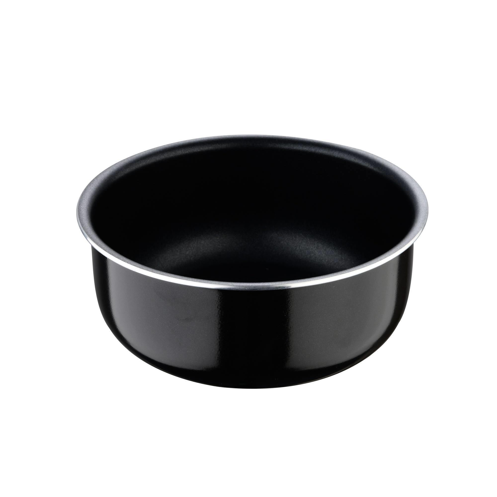 Una olla negra con borde plateado centrada en un fondo blanco.
