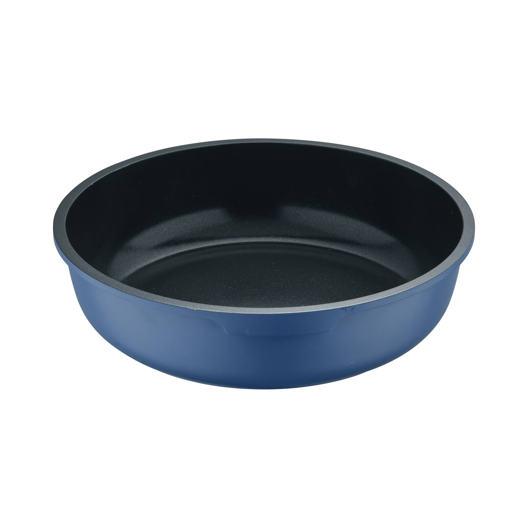 Una sartén redonda y azul con interior negro sobre un fondo blanco.