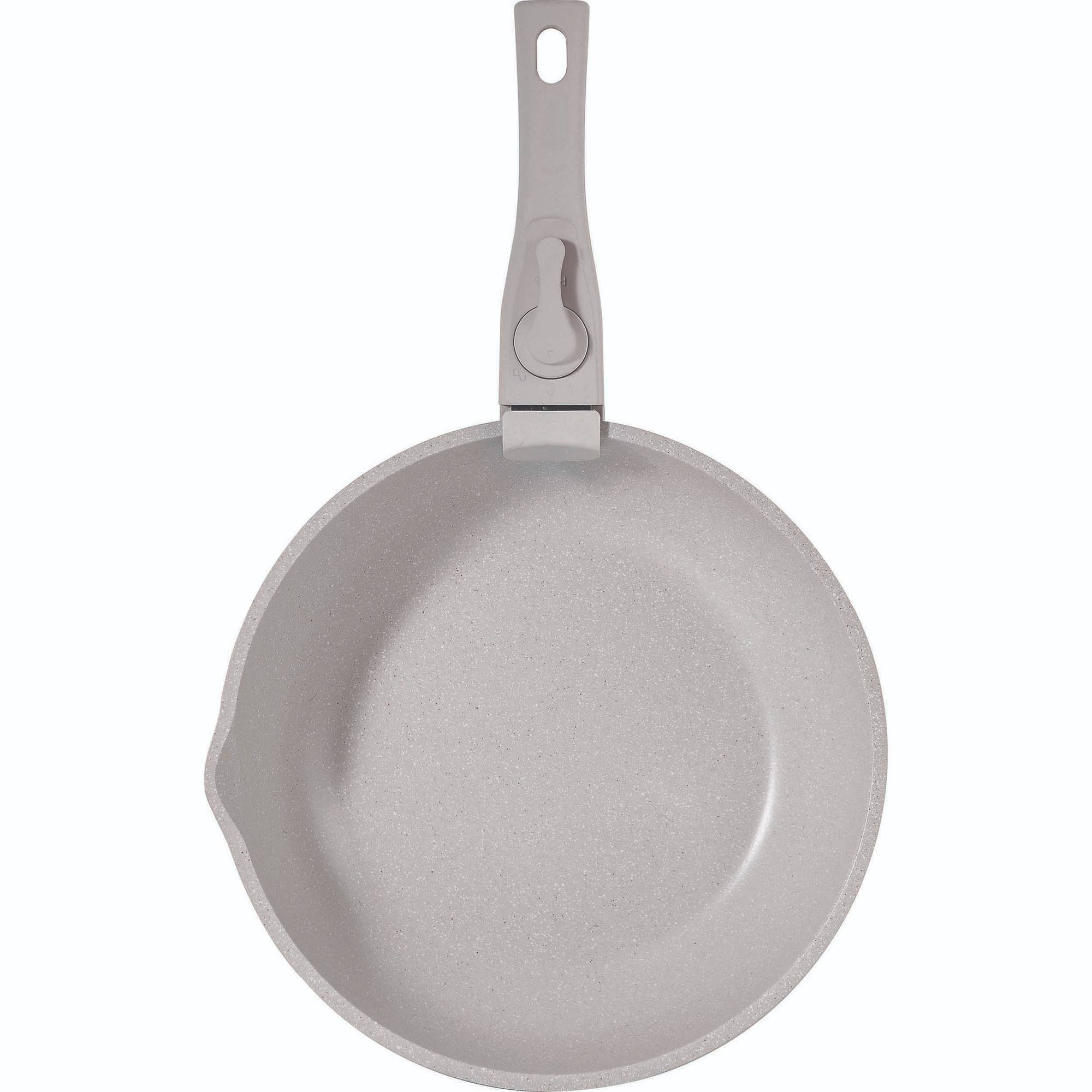 Una sartén gris claro con un mango largo sobre un fondo blanco. La sartén tiene un pico para verter en el lateral.