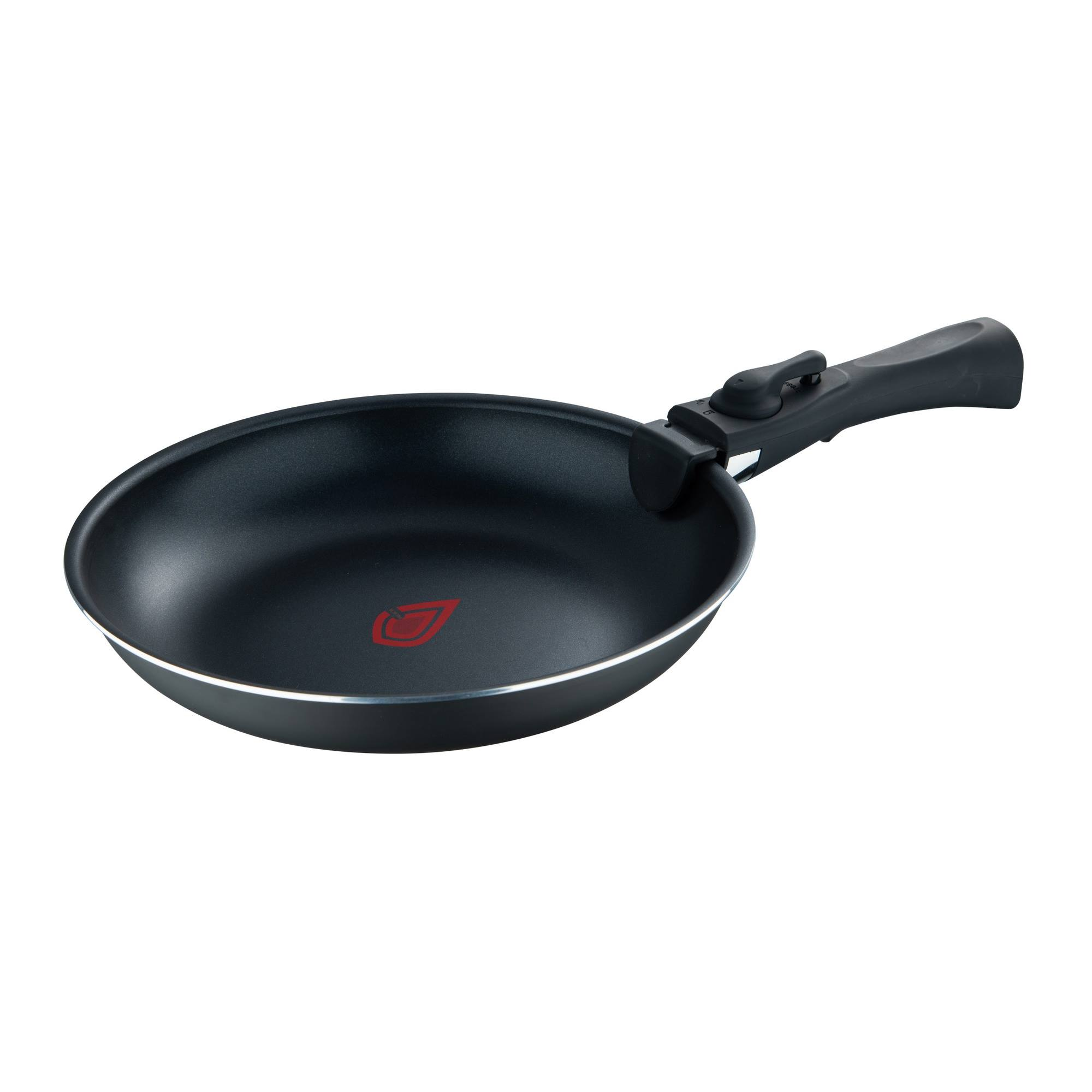 Una sartén negra con mango negro sobre fondo blanco. La sartén tiene un logotipo rojo.
