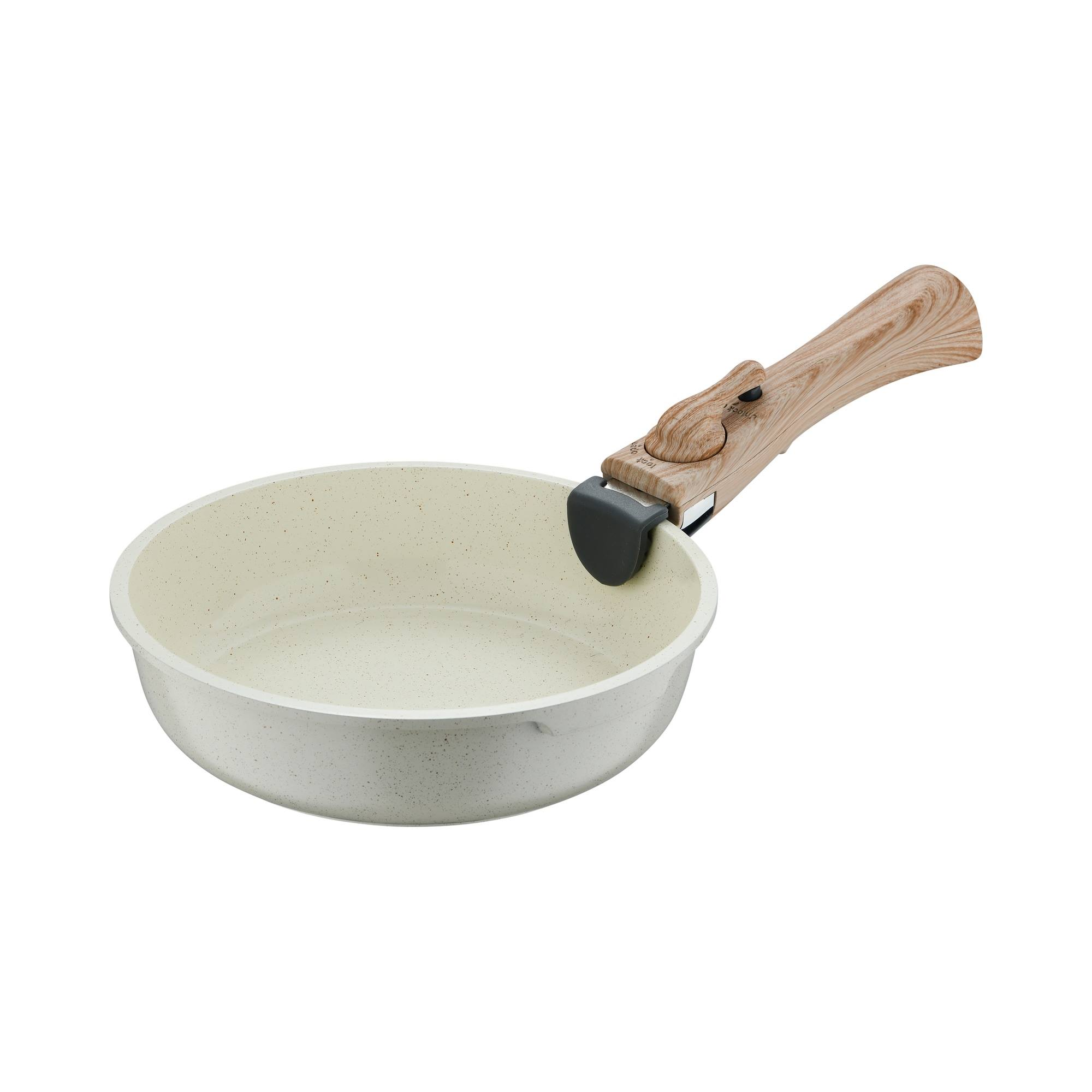 Sartén crema con mango de madera sobre fondo blanco. El mango es marrón claro con vetas oscuras.
