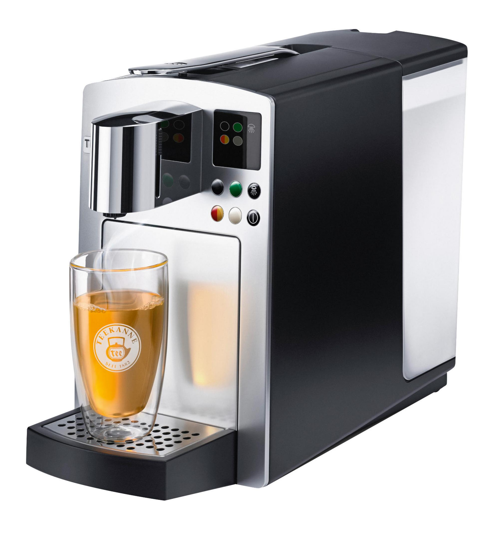 Eine moderne Teemaschine mit einem Glas Tee. Die Maschine ist schwarz und silber. Ein Glas hat ein Tee-Logo.