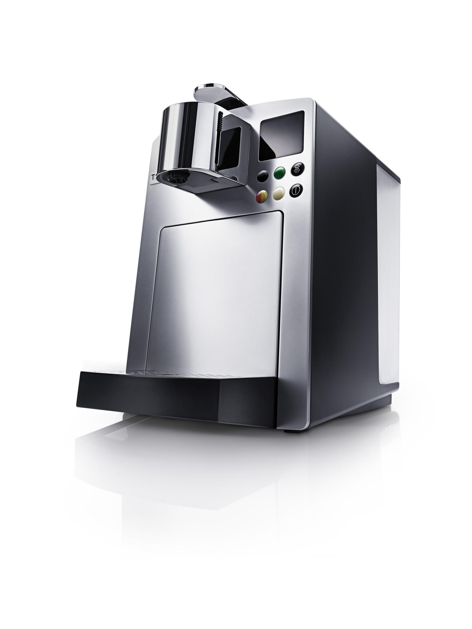 Eine moderne silber-schwarze Kaffeemaschine mit Knöpfen und einem Wasserauslauf, auf weißem Hintergrund.